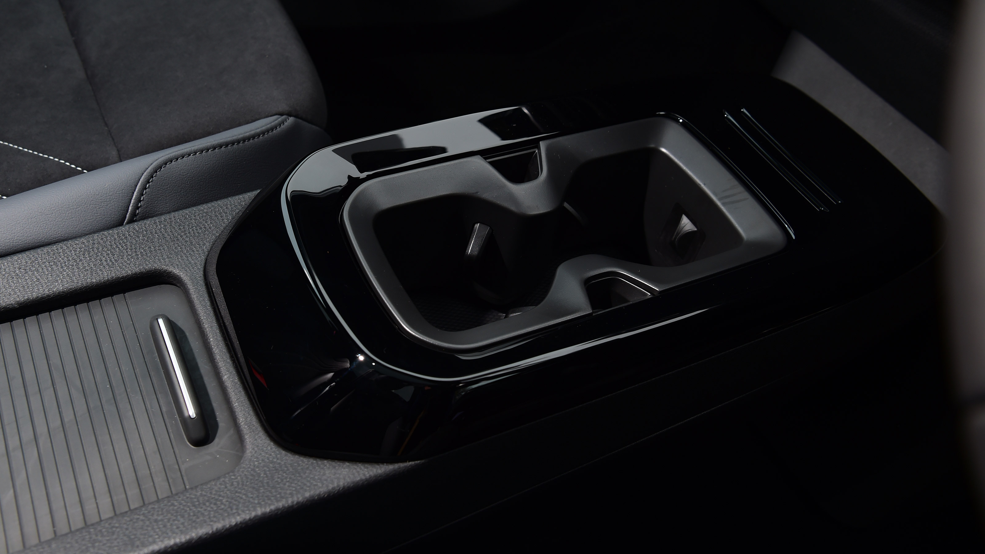 Volkswagen ID.4 SUV - cupholders
