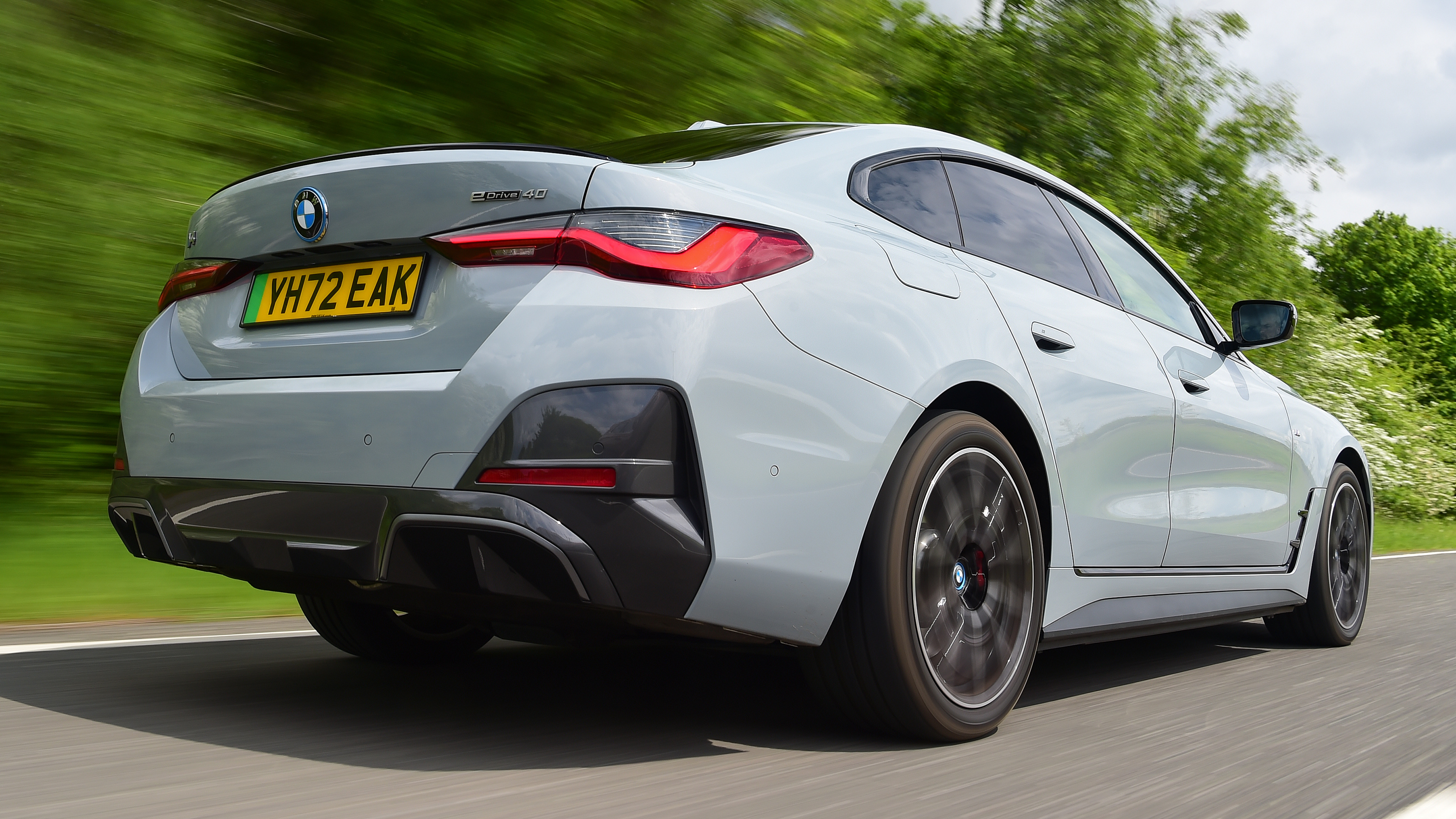 BMW i4 - rear tracking