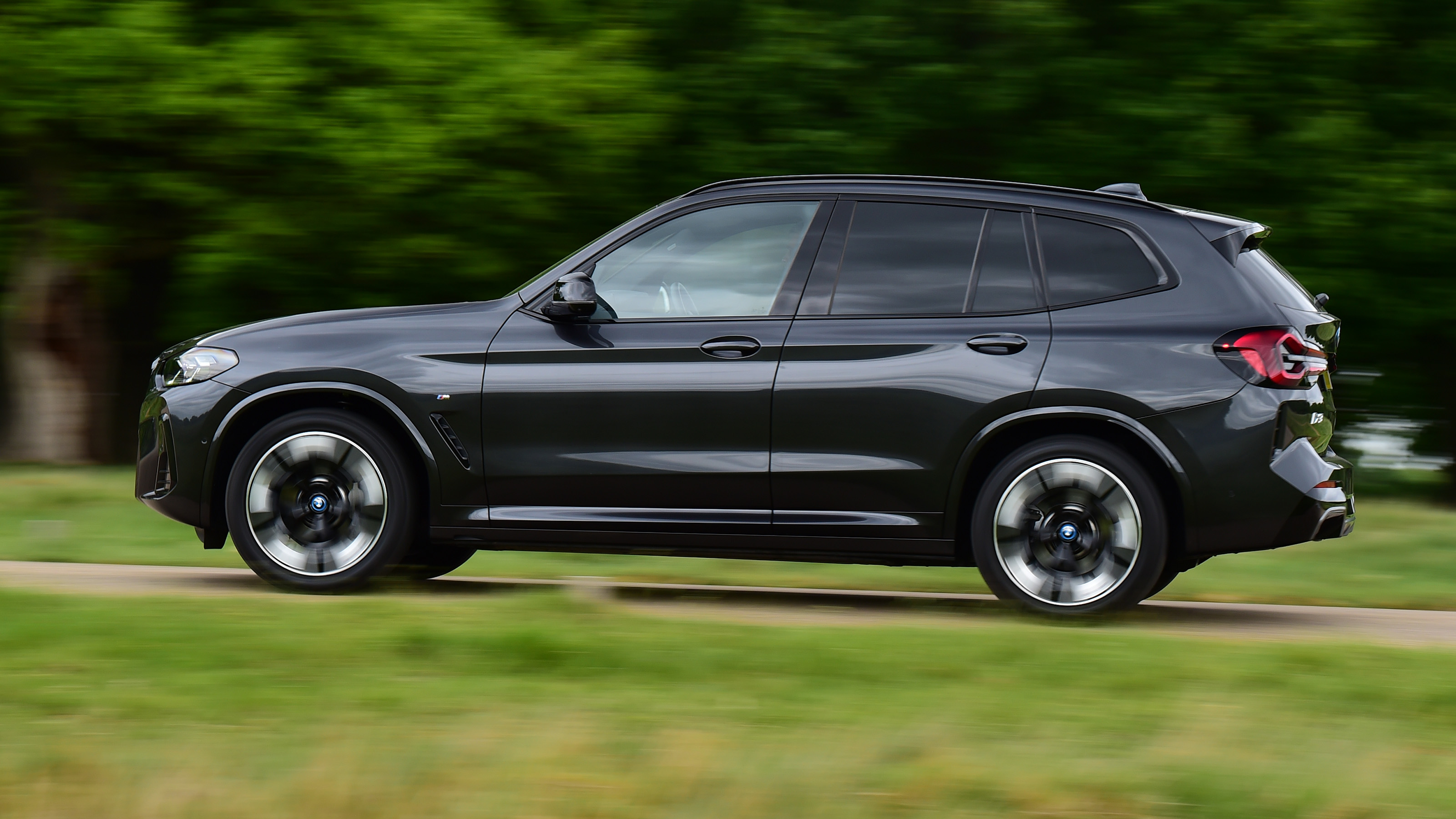 BMW iX3 - side