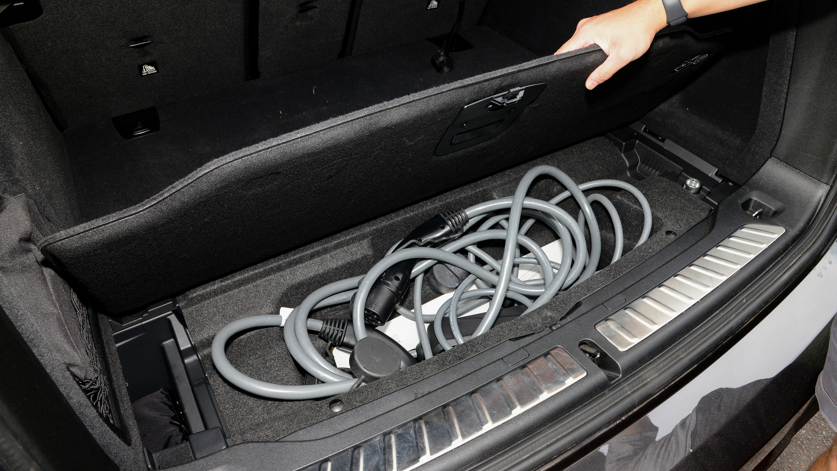 BMW iX3 - cable storage