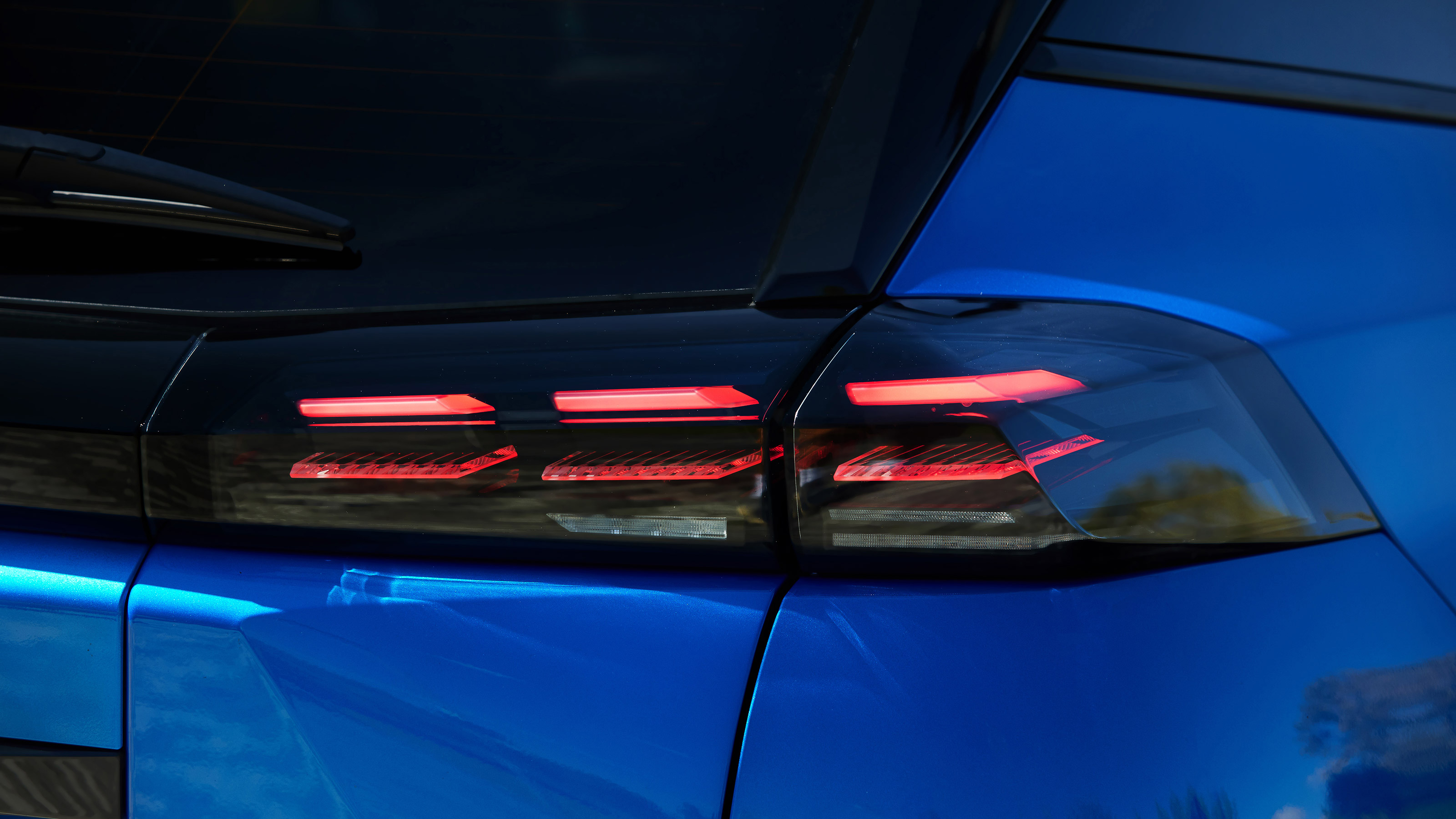 Peugeot E-2008 - taillights