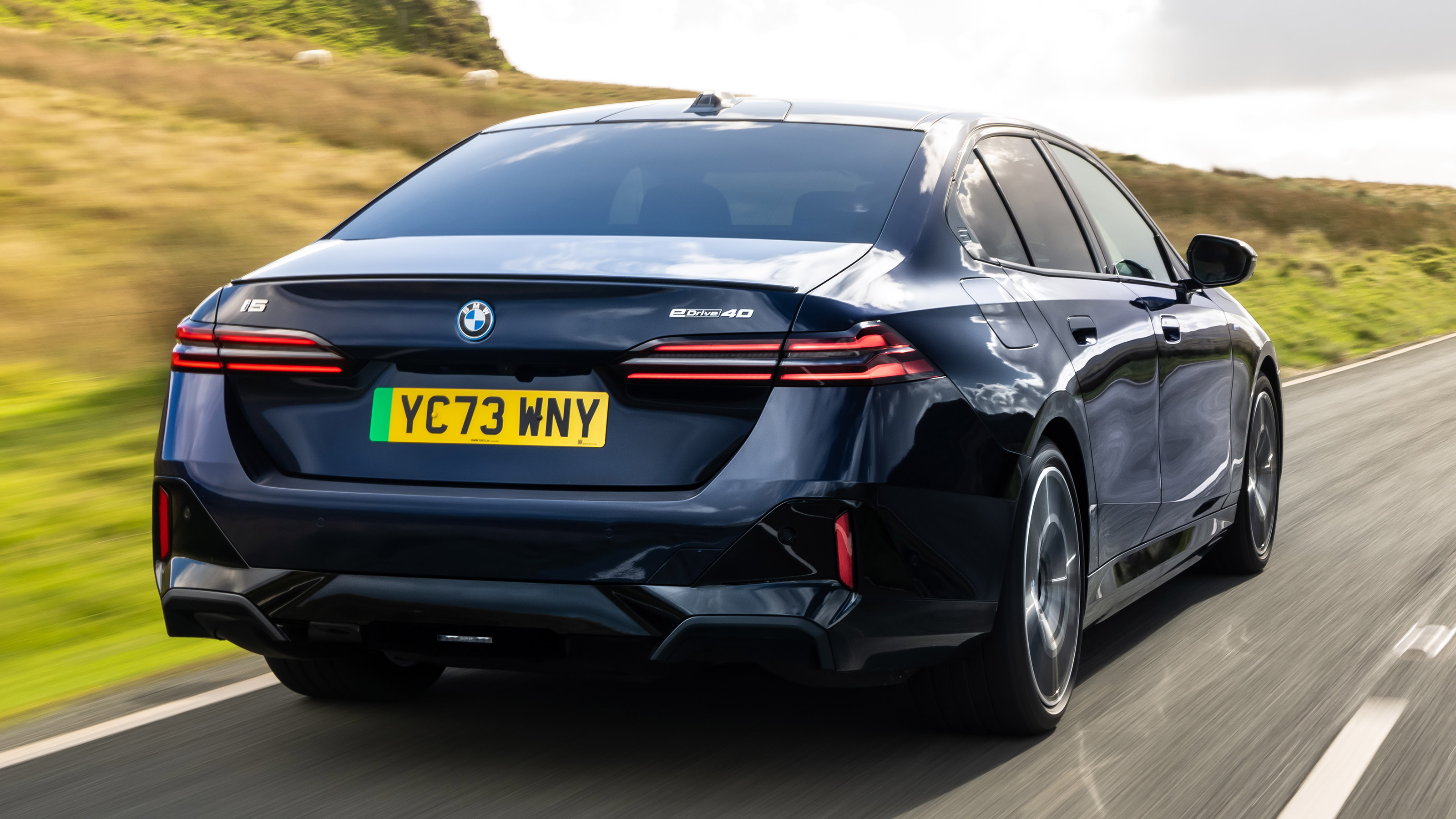 BMW i5 - rear tracking