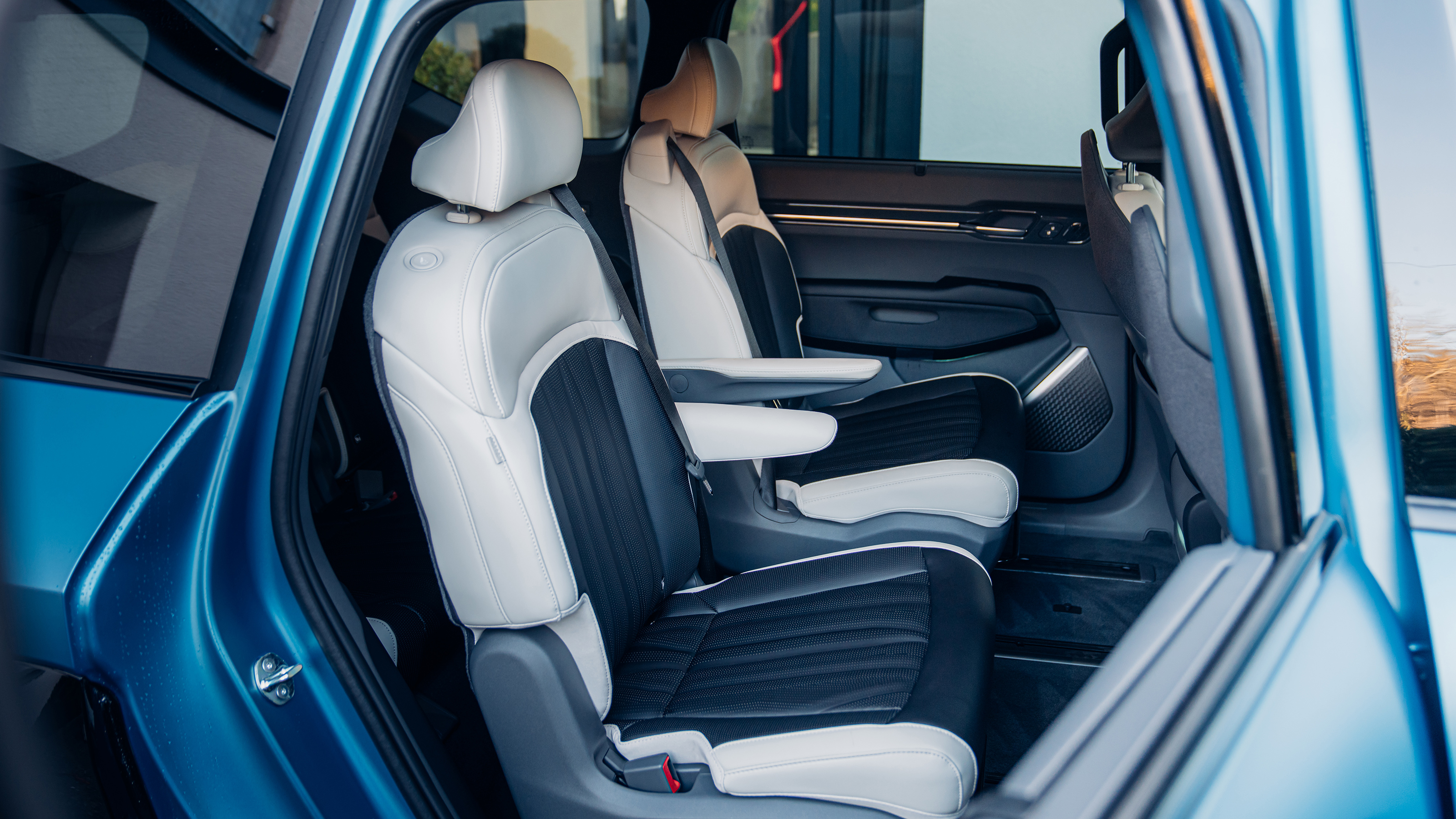 Kia EV9 - captain's chairs