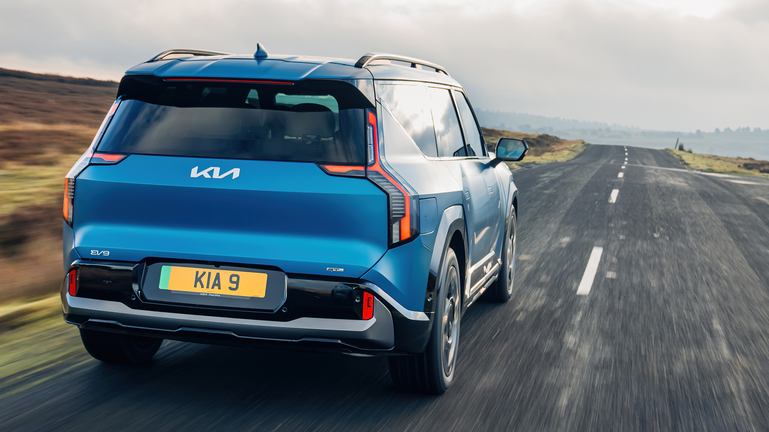 Kia EV9 - rear tracking