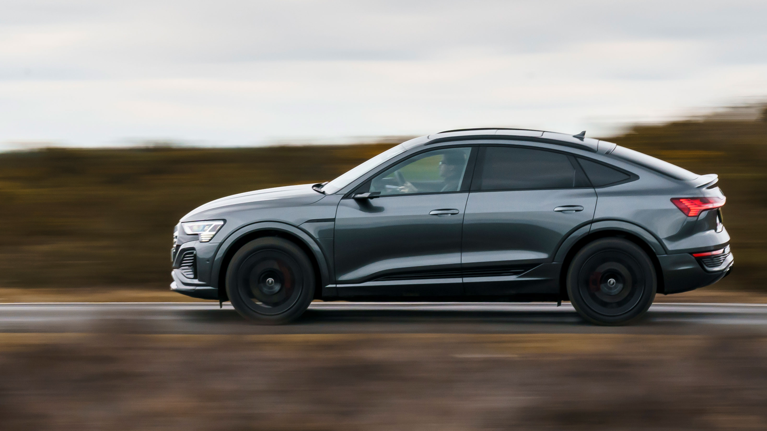 Audi Q8 Sportback e-tron - side dynamic