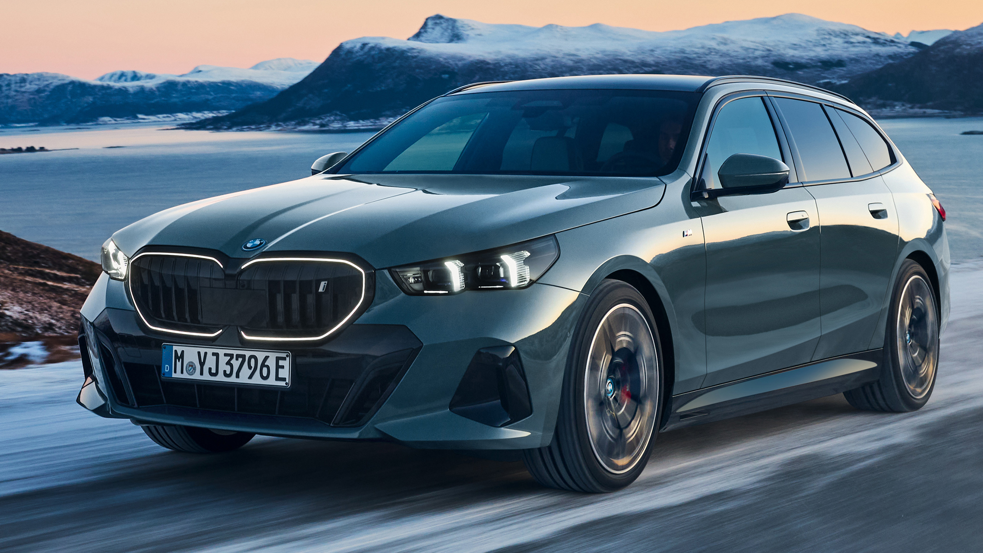 BMW i5 Touring - header