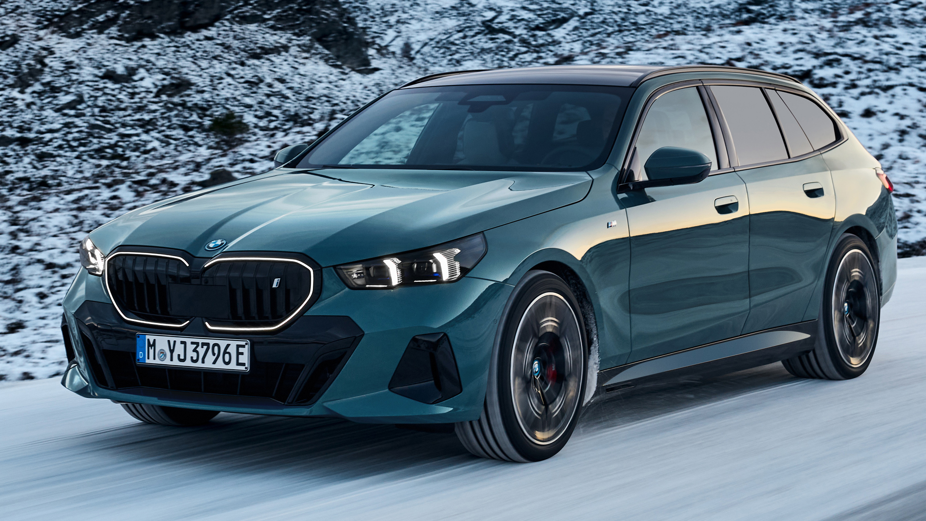 BMW i5 Touring - front dynamic