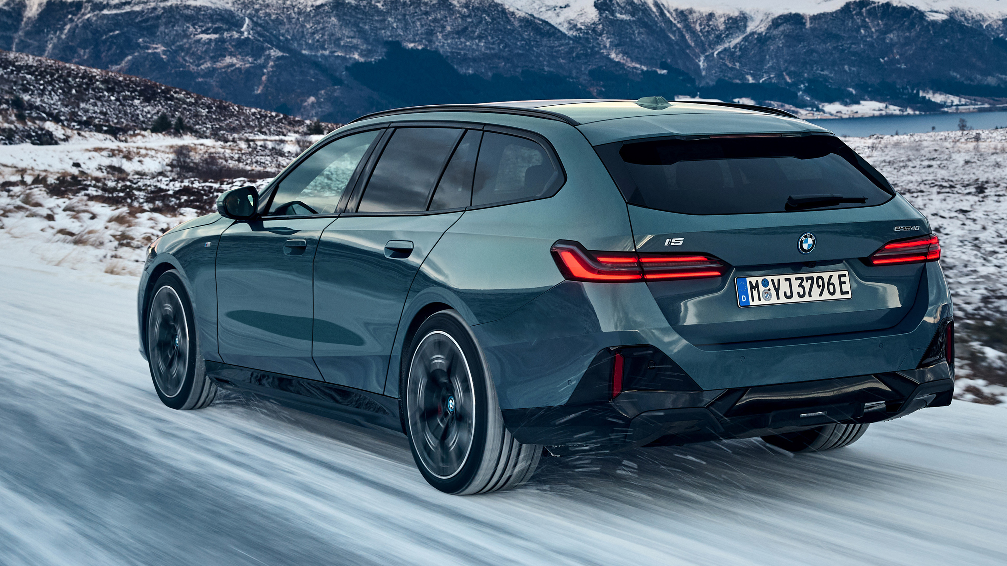 BMW i5 Touring - rear dynamic