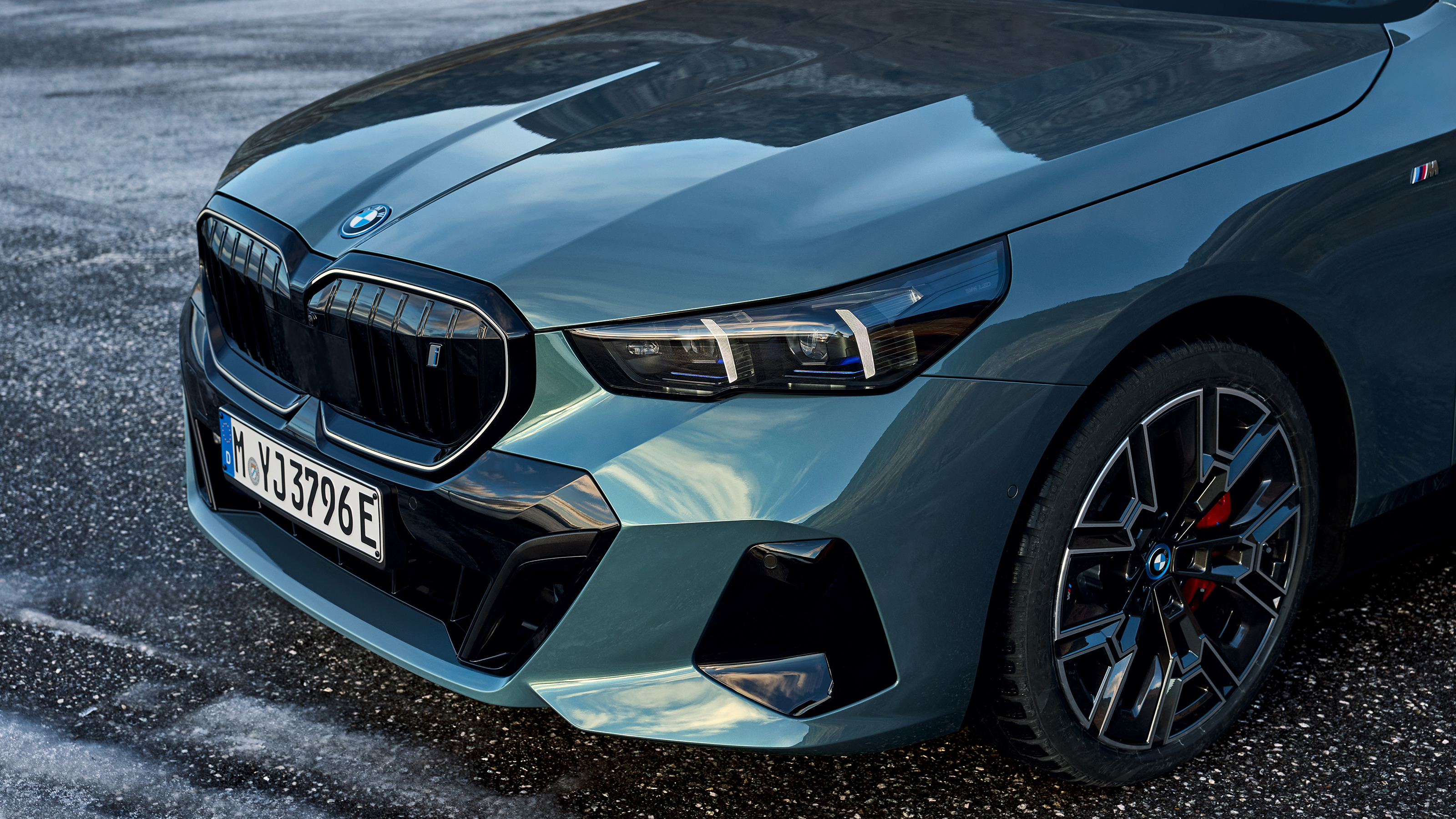BMW i5 Touring - grille