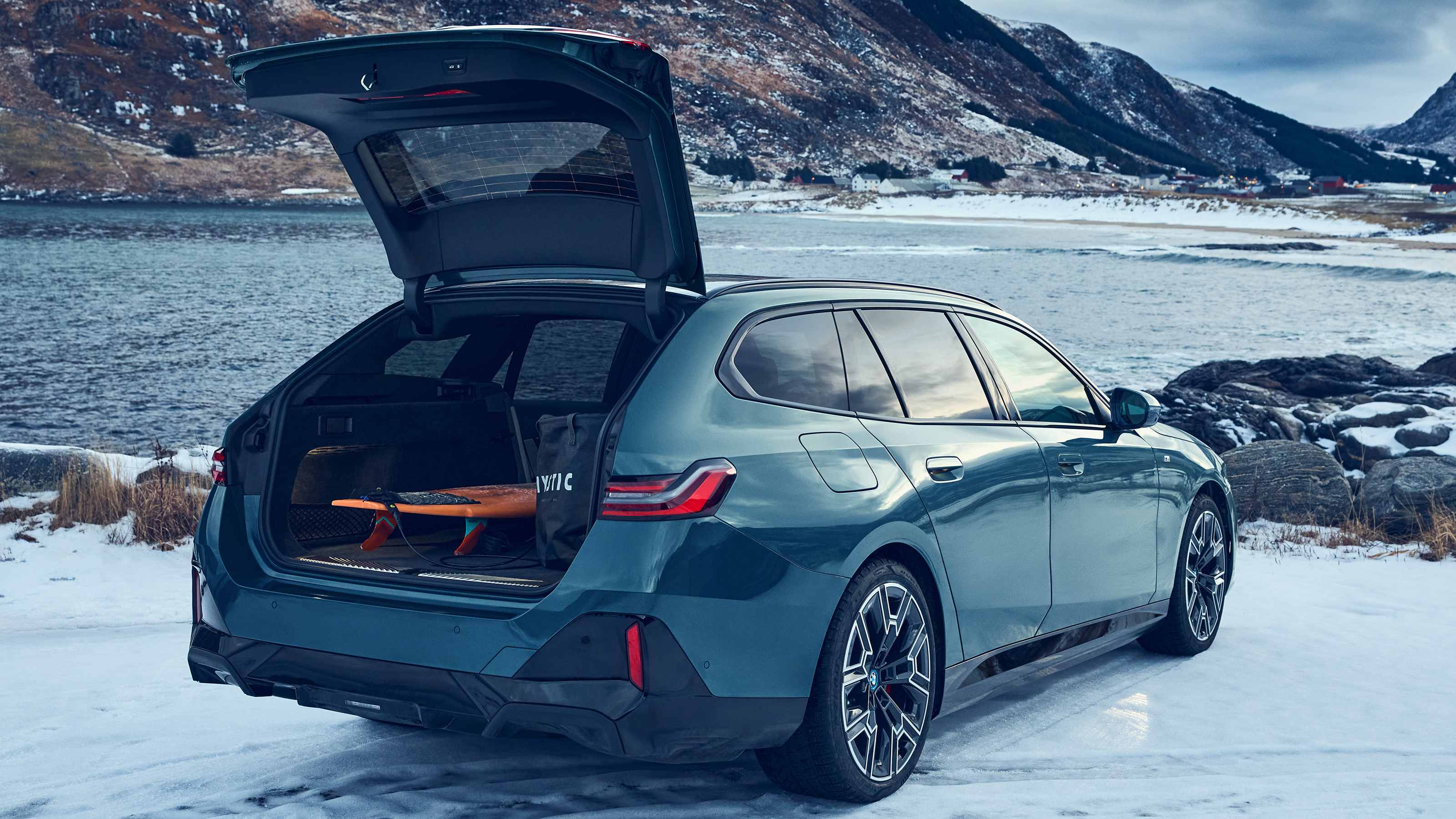 BMW i5 Touring - boot