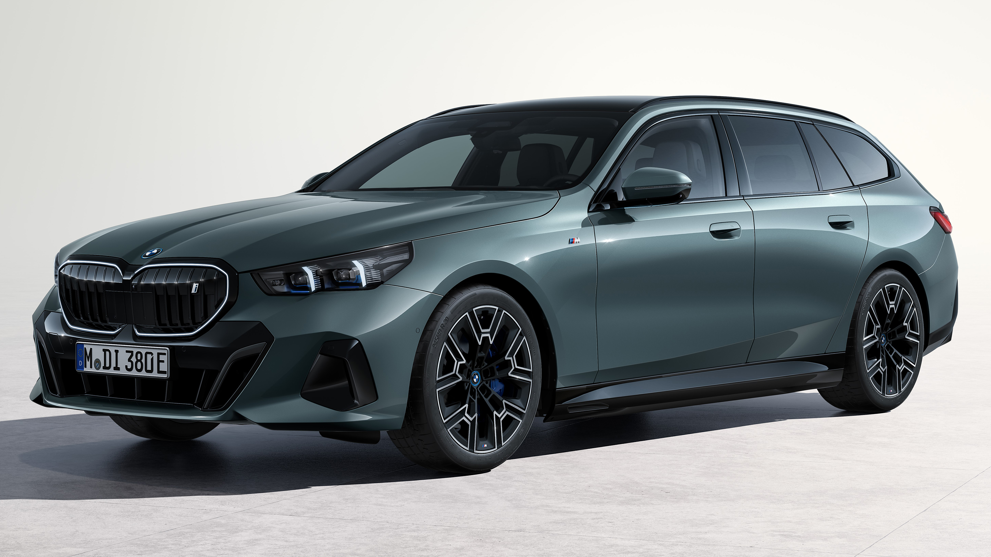 BMW i5 Touring - front
