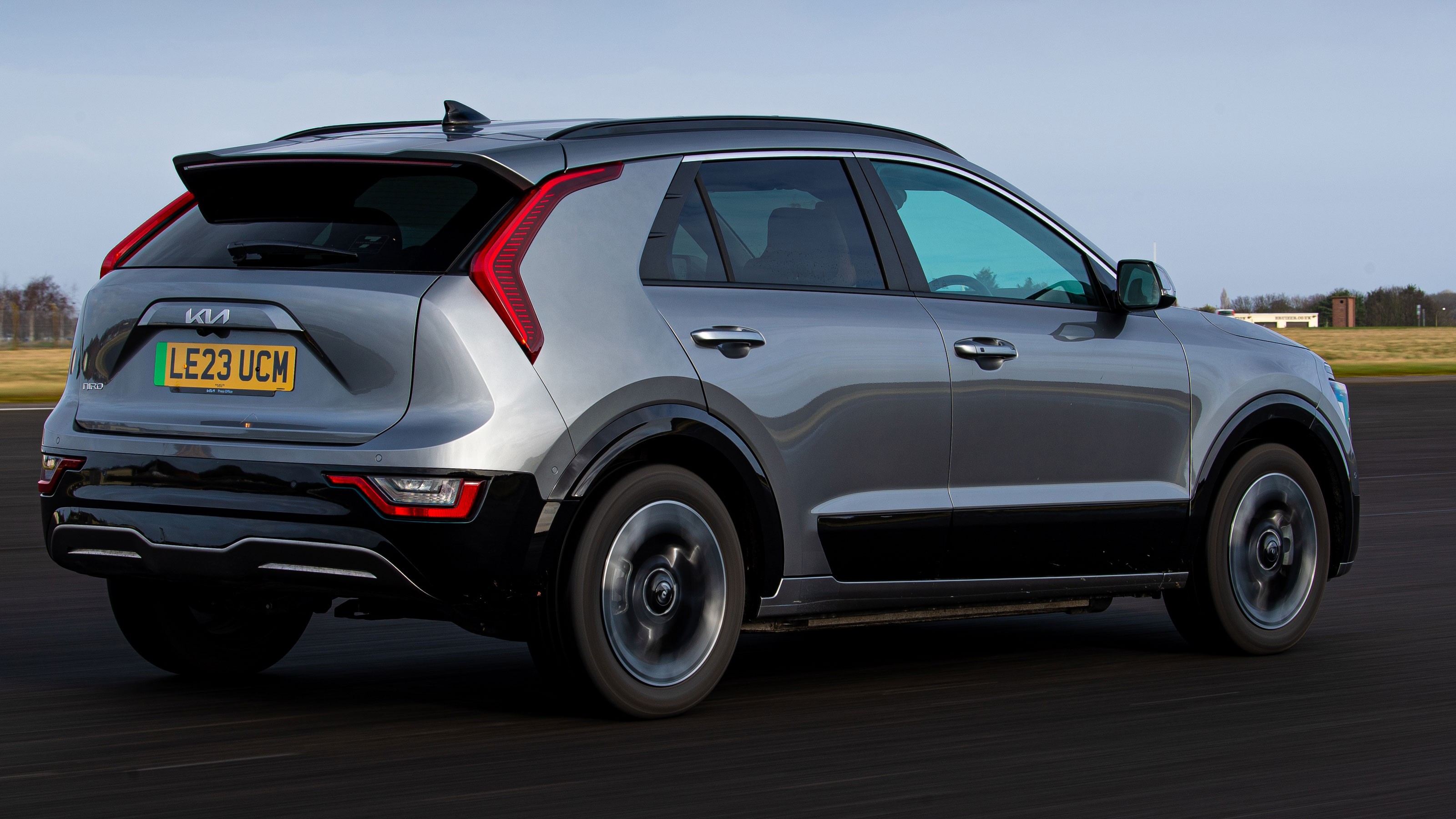 Kia Niro EV - rear tracking