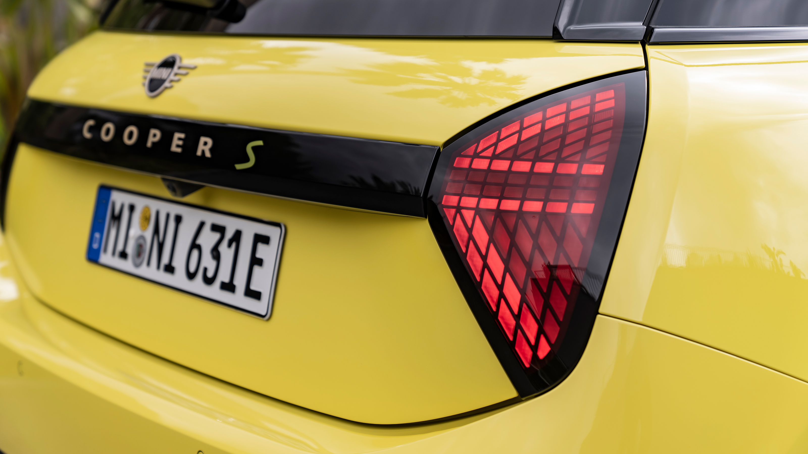 MINI Cooper SE - tail light