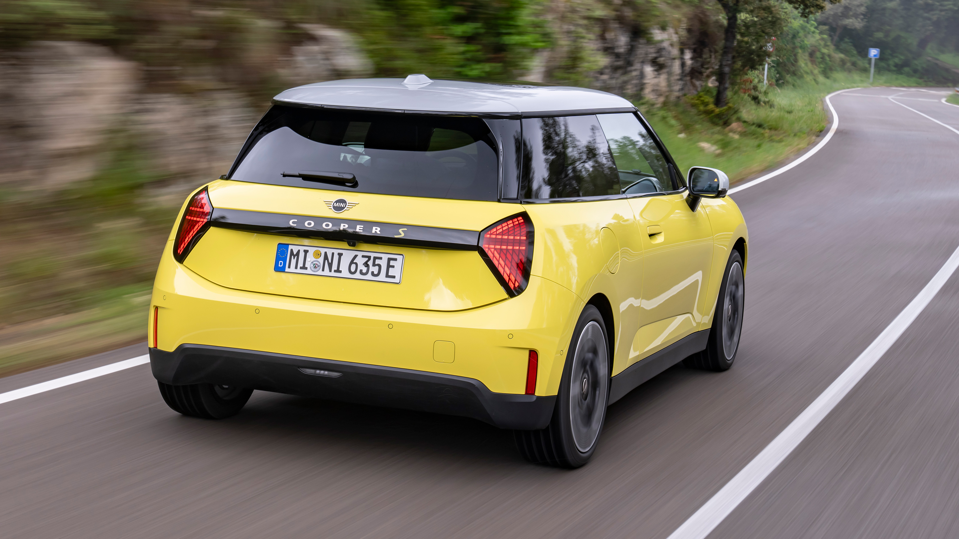 MINI Cooper SE - rear tracking
