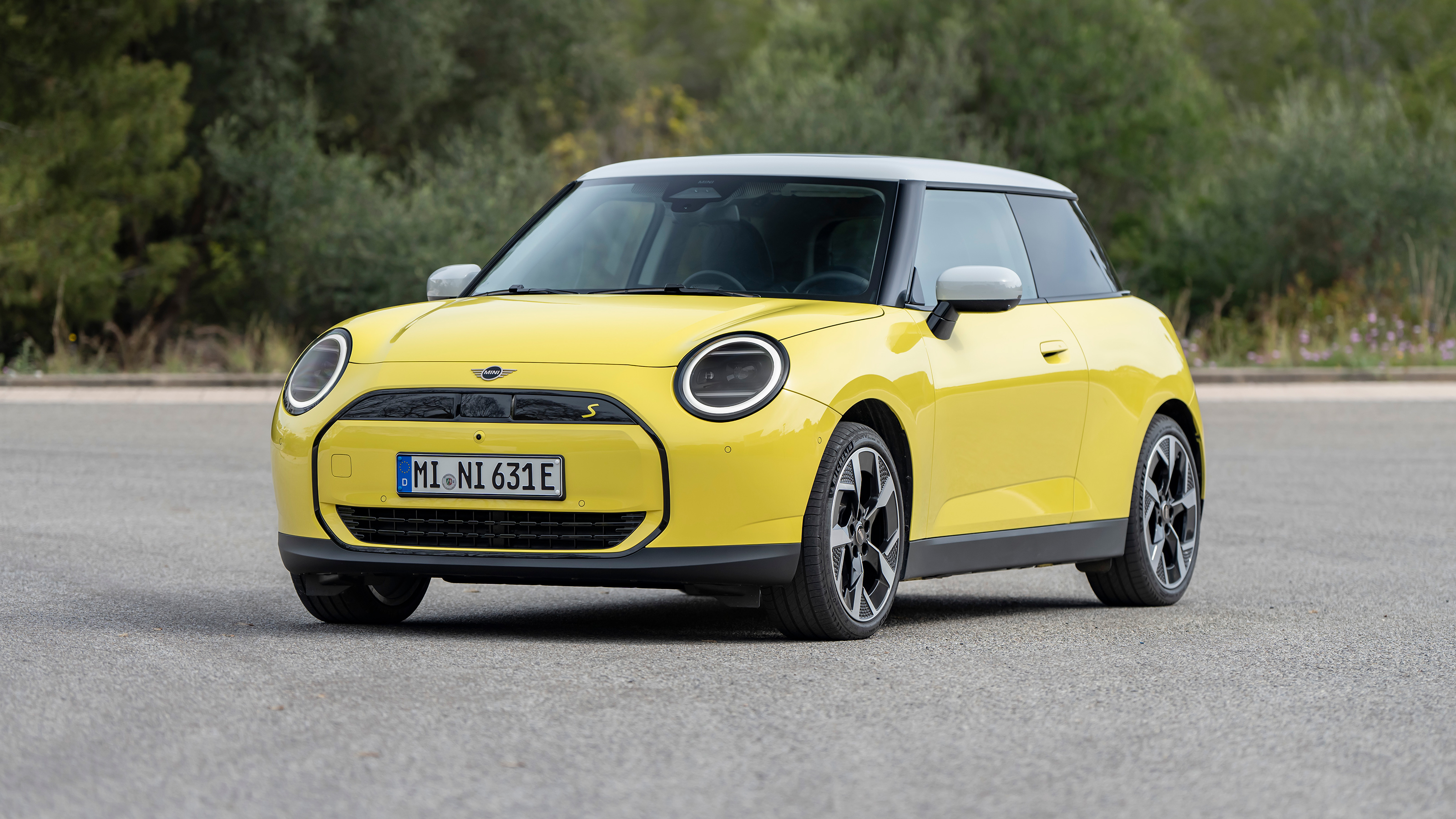 MINI Cooper SE - front 3/4 static