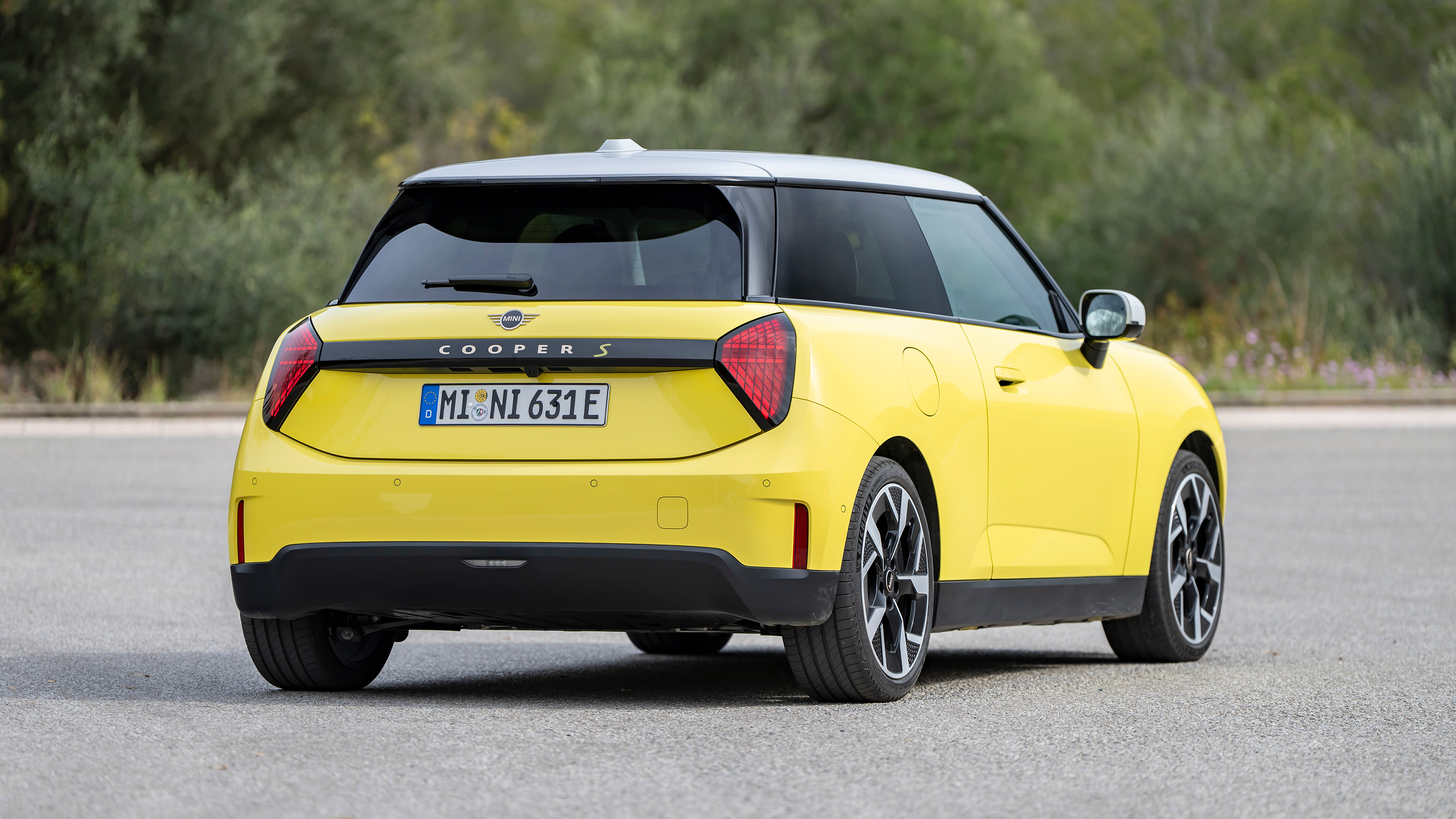MINI Cooper SE - rear 3/4 static
