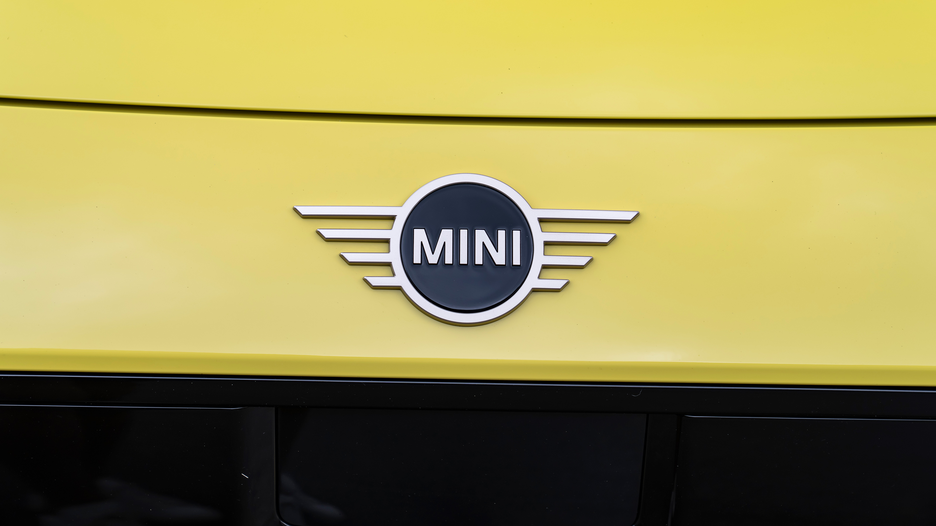 MINI Cooper SE - 'MINI' badge