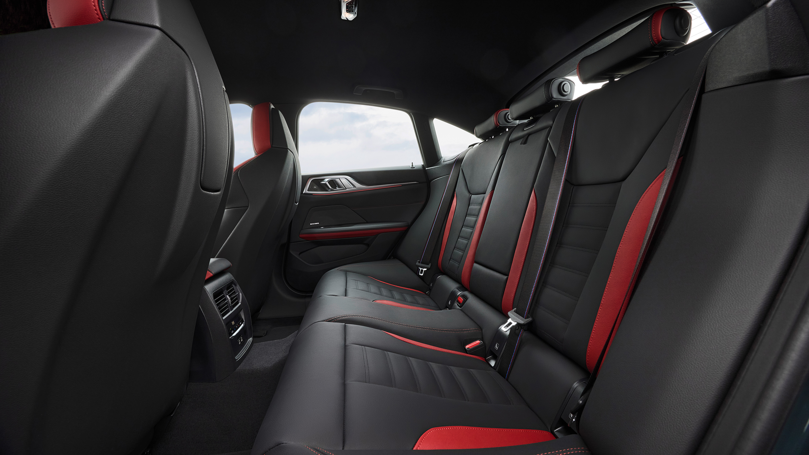 BMW i4 M50 - rear seats