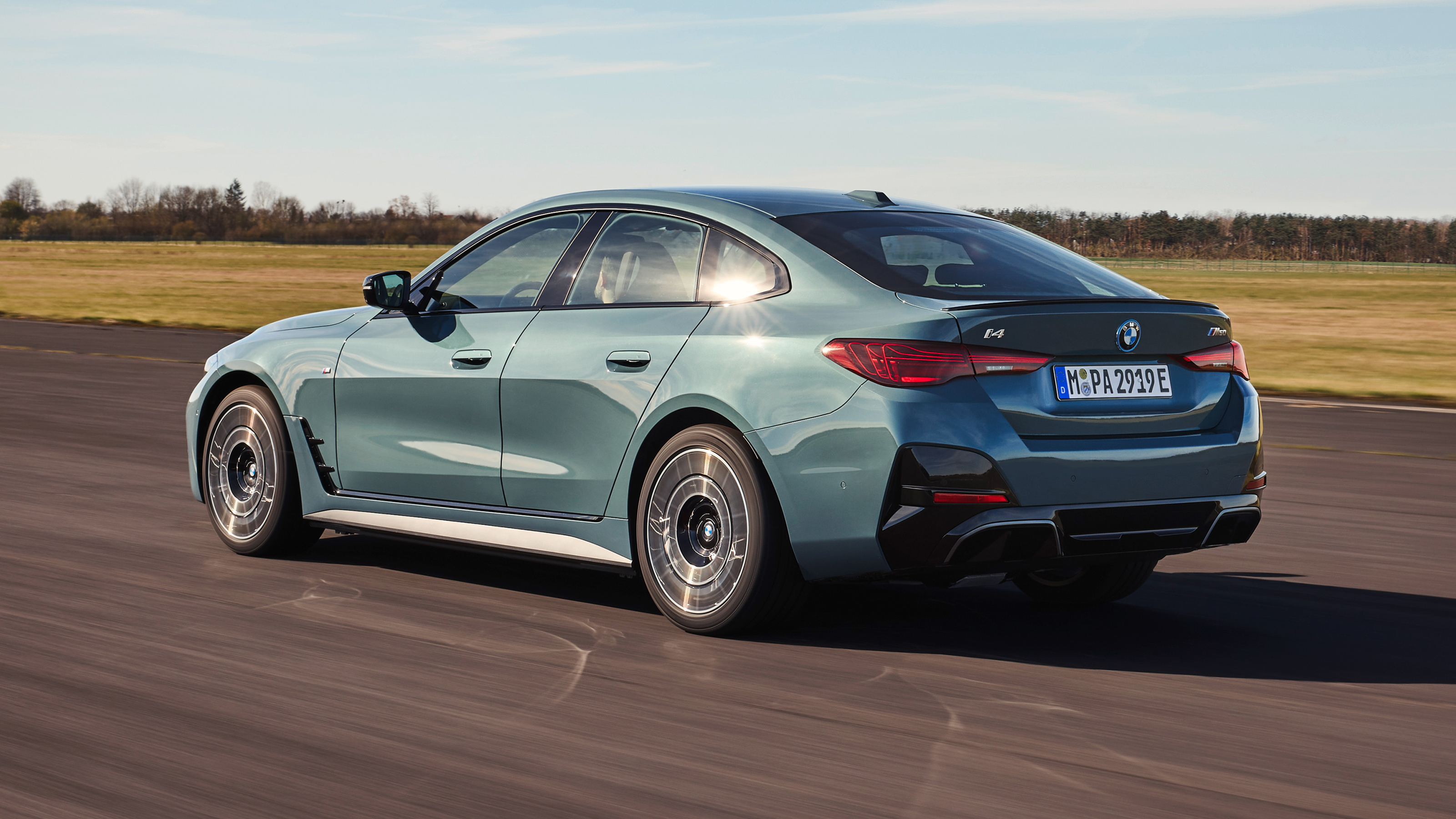 BMW i4 M50 - rear tracking