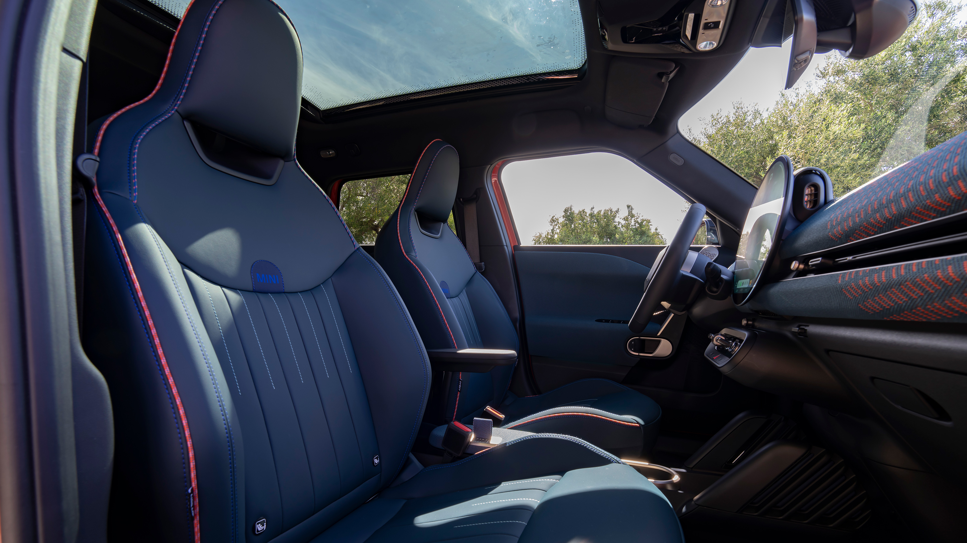 MINI Aceman - front seats