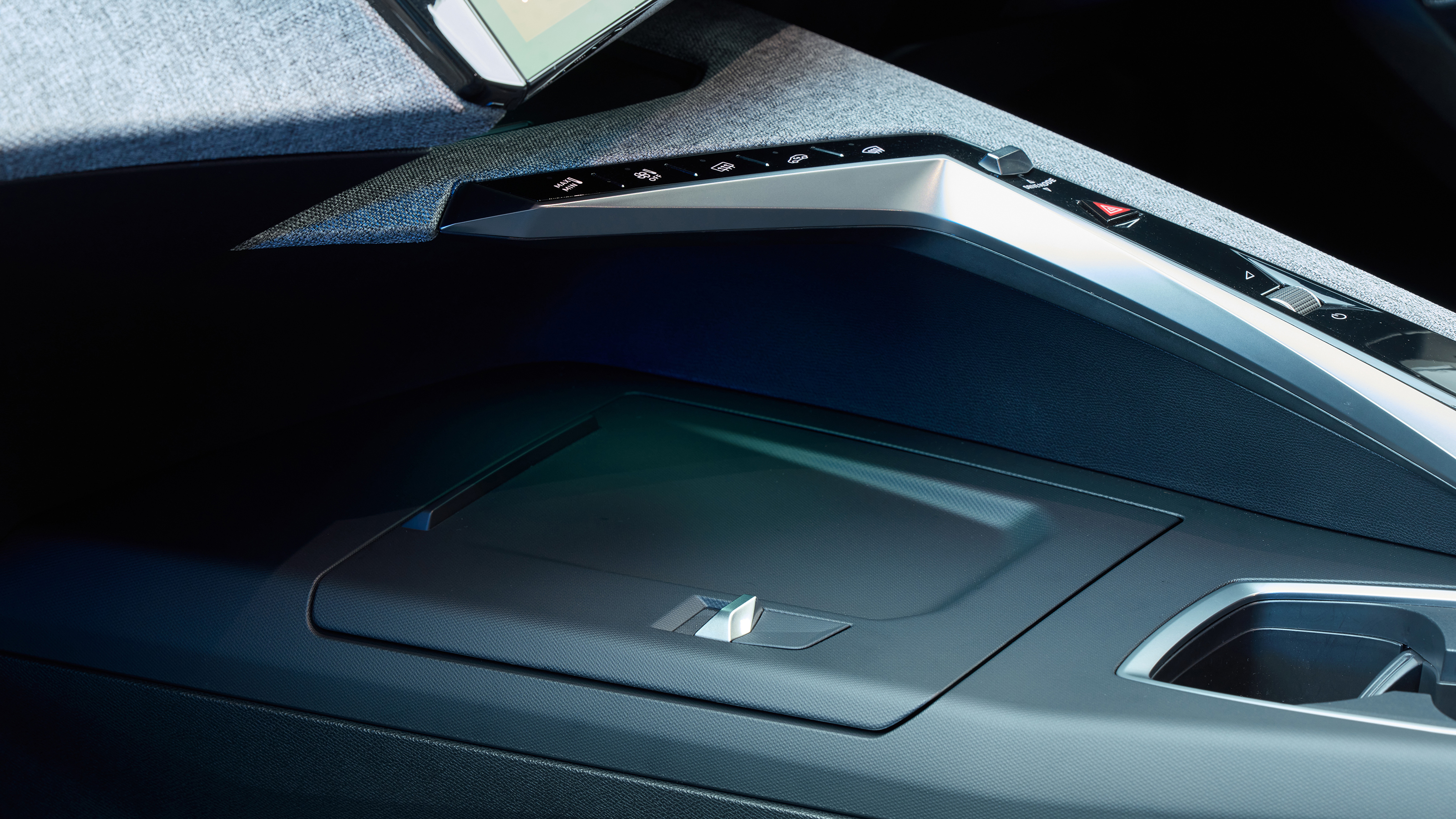Peugeot E-3008 - wireless charging pad