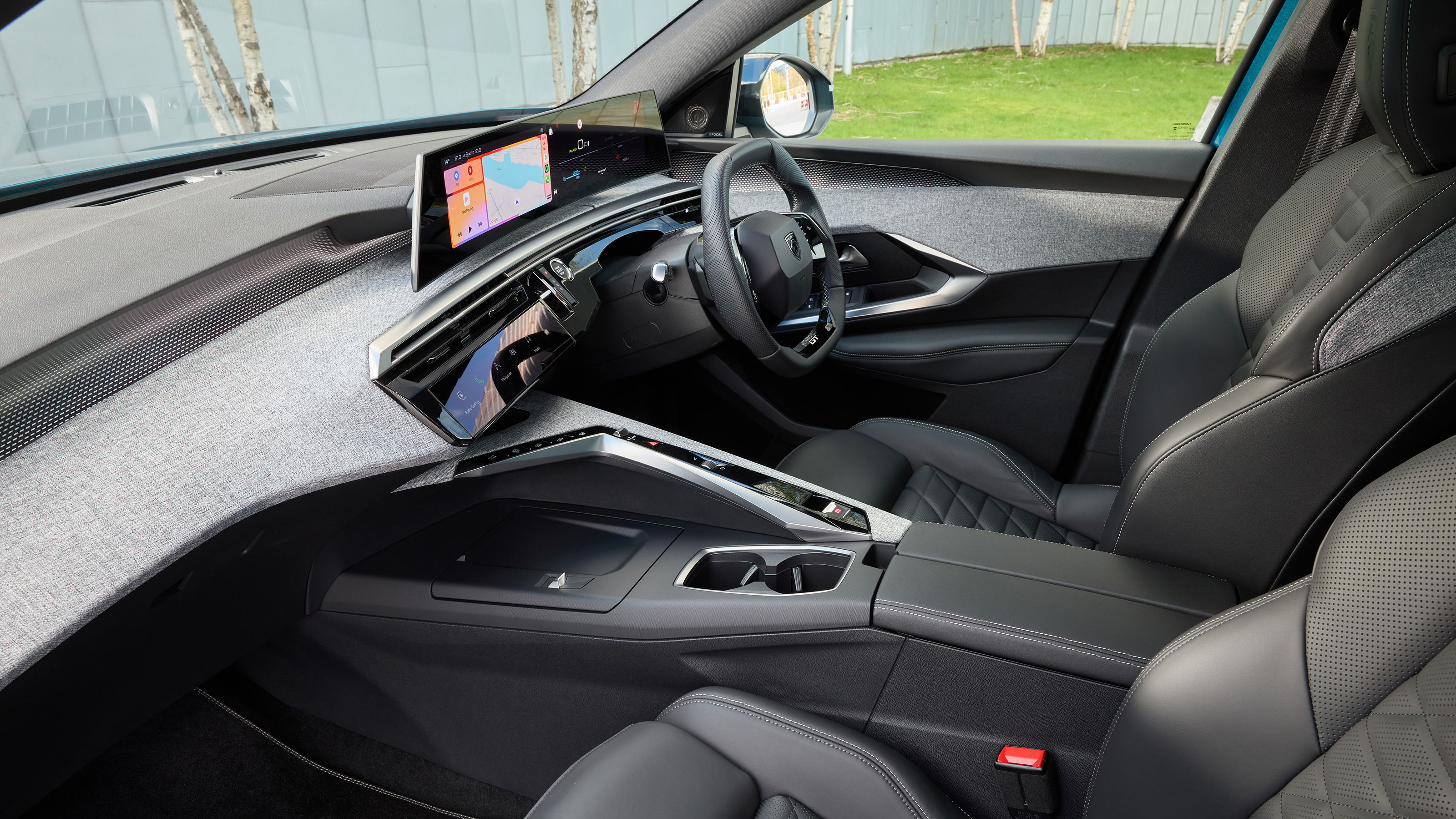 Peugeot E-3008 - front seats