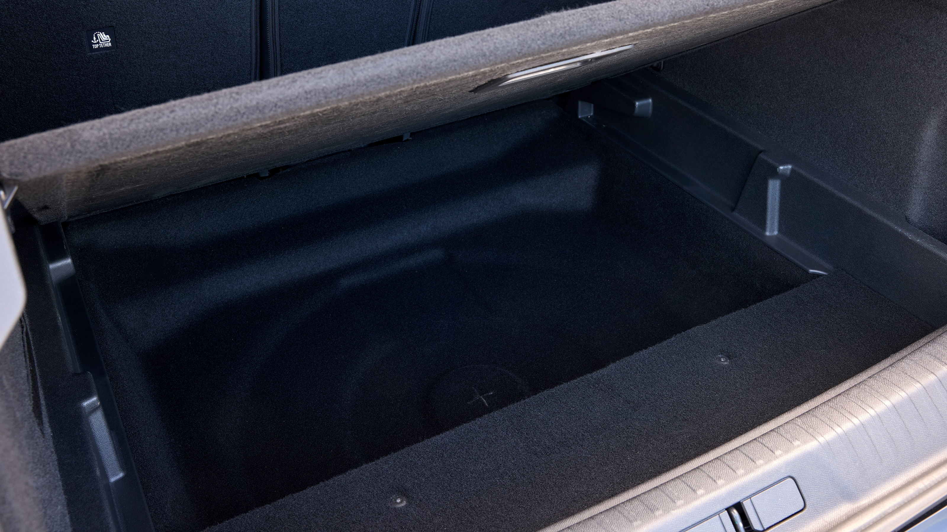 Peugeot E-3008 - boot underfloor storage