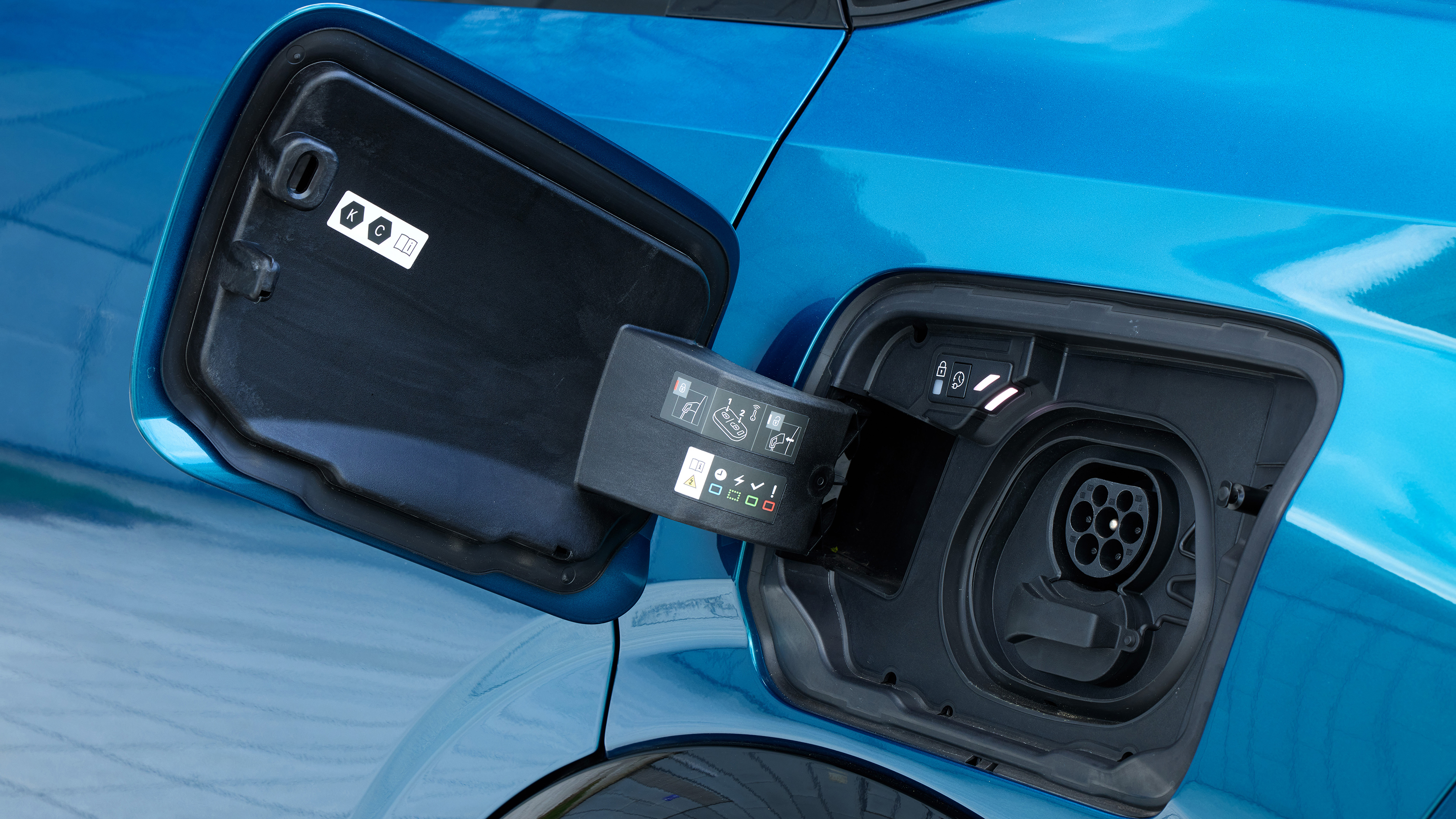 Peugeot E-3008 - charging port