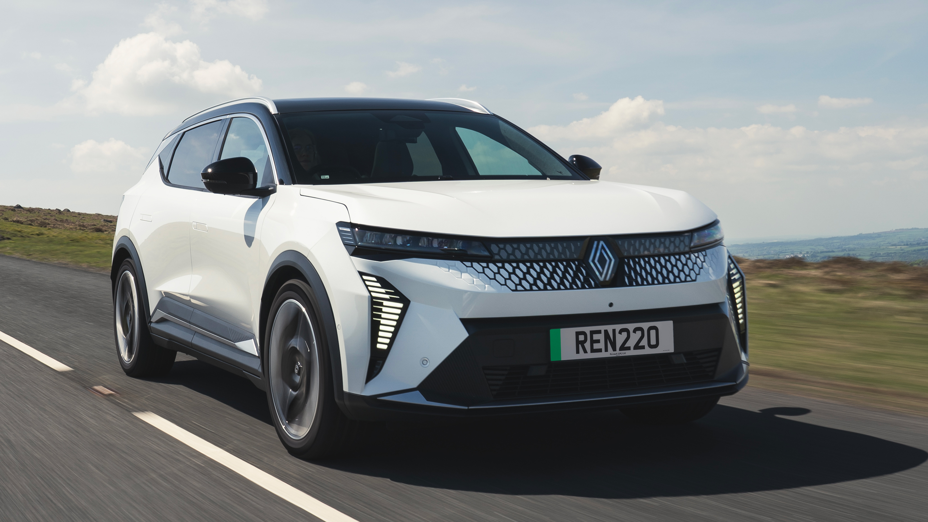 Renault Scenic E-Tech 2024 - front tracking 