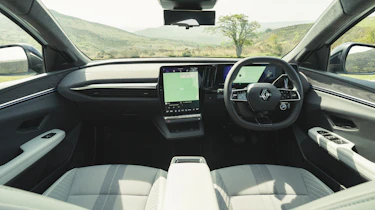 Renault Scenic E-Tech 2024 - front interior