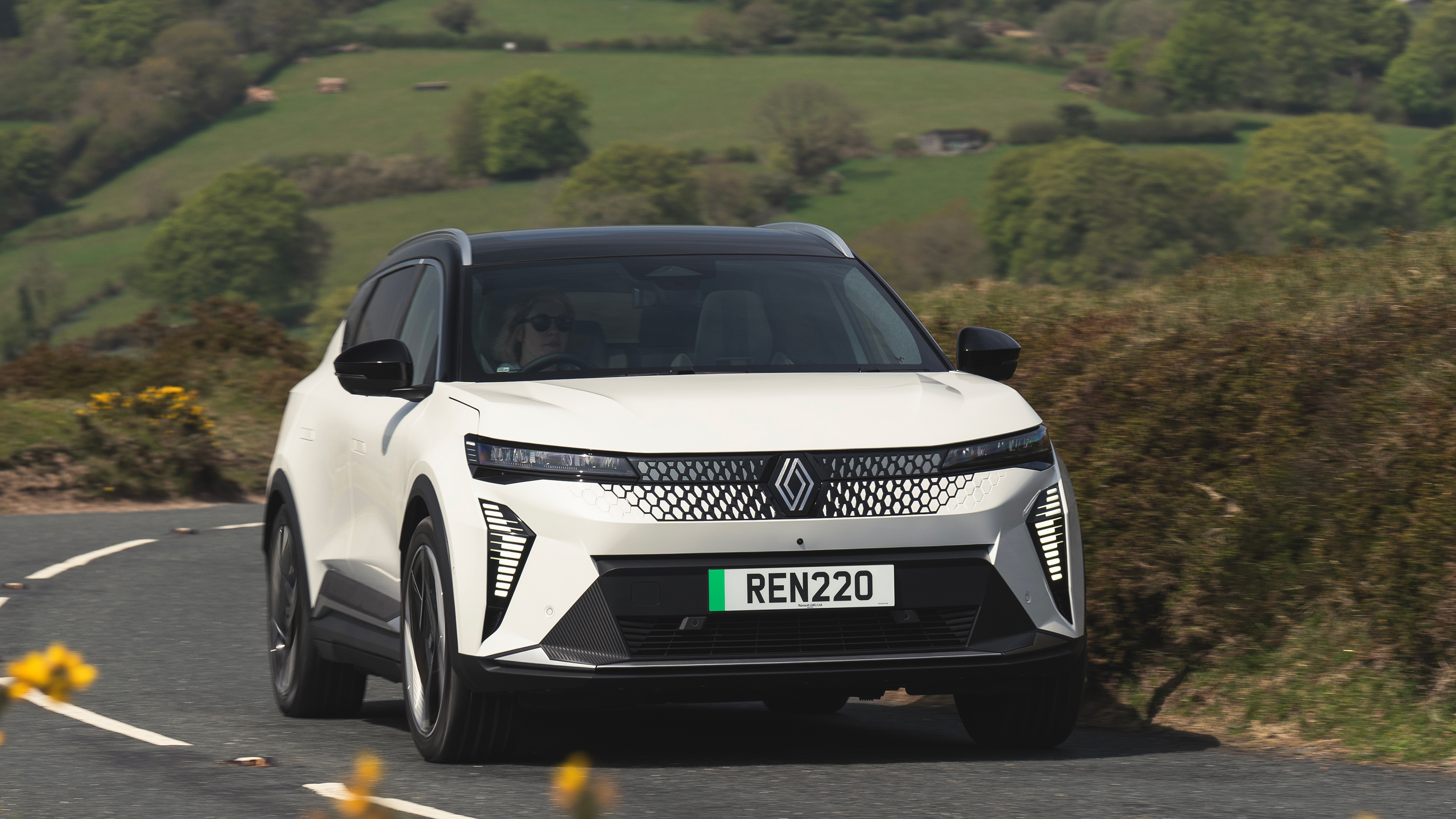 Renault Scenic E-Tech 2024 - front cornering 
