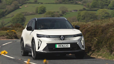 Renault Scenic E-Tech 2024 - front cornering