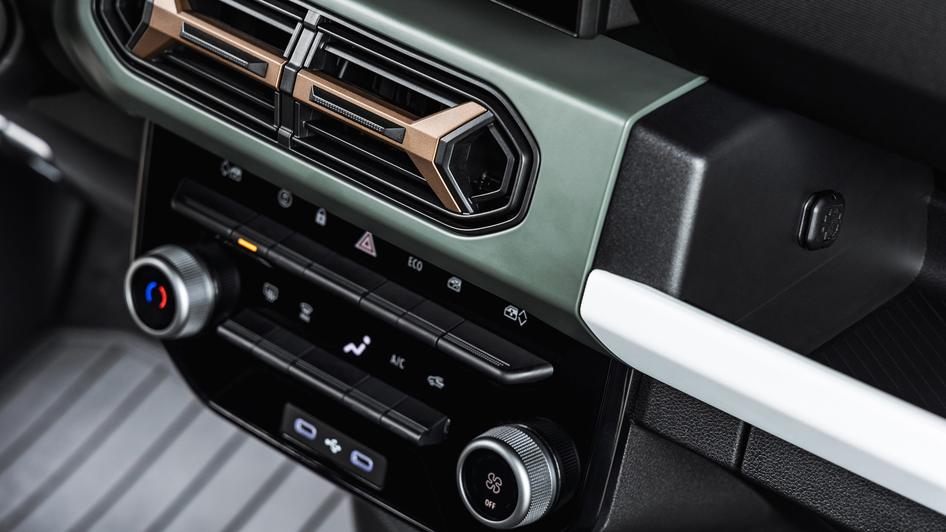 Dacia Spring - centre console controls