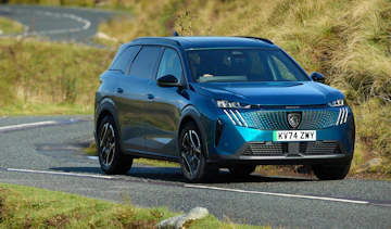Peugeot E-5008 - front cornering