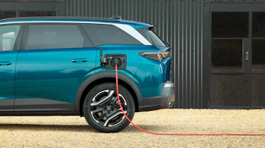 Peugeot E-5008 - charging port