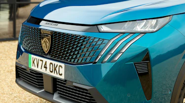 Peugeot E-5008 - front grille and headlight