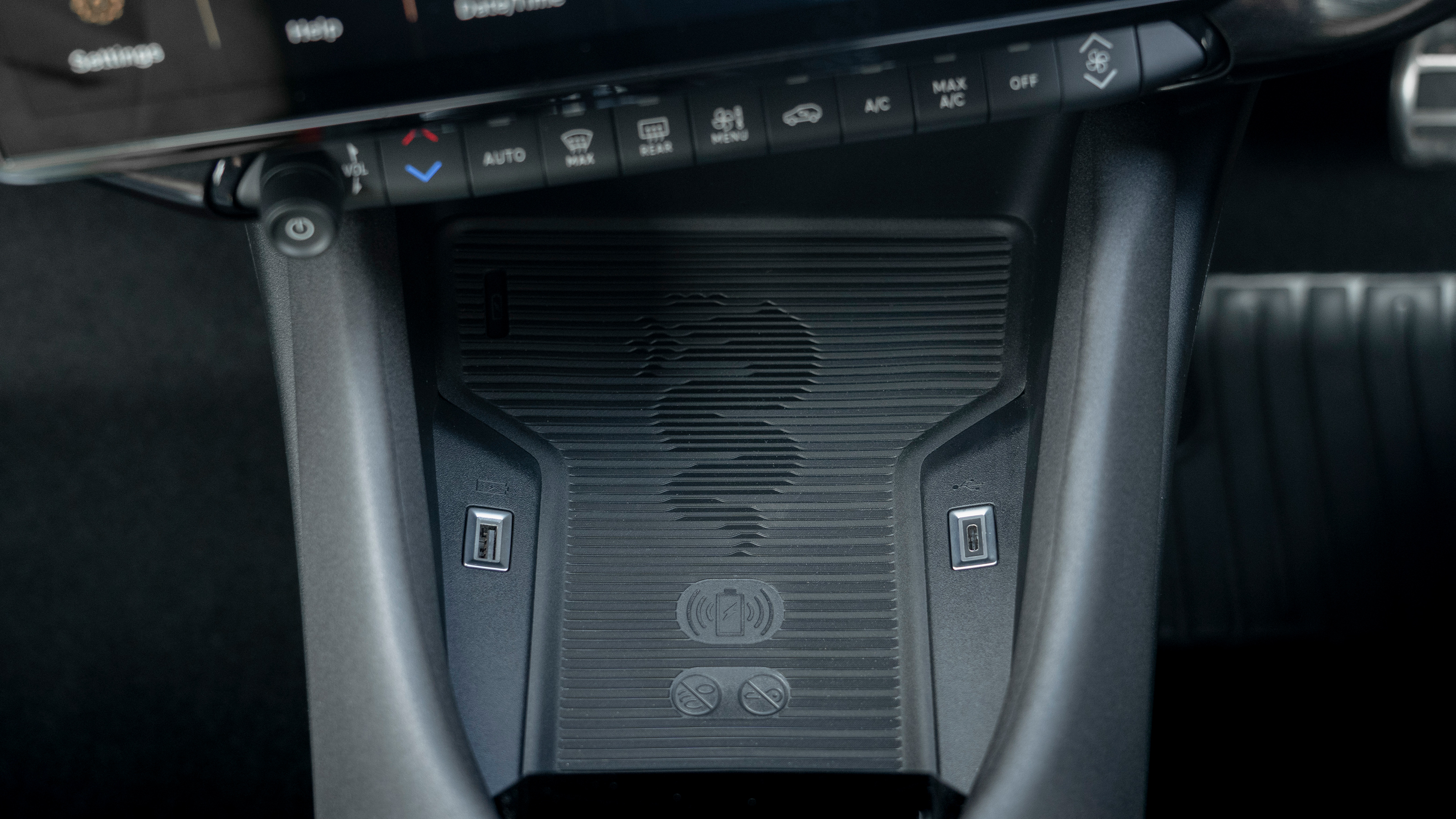 Alfa Romeo Junior - wireless charging pad