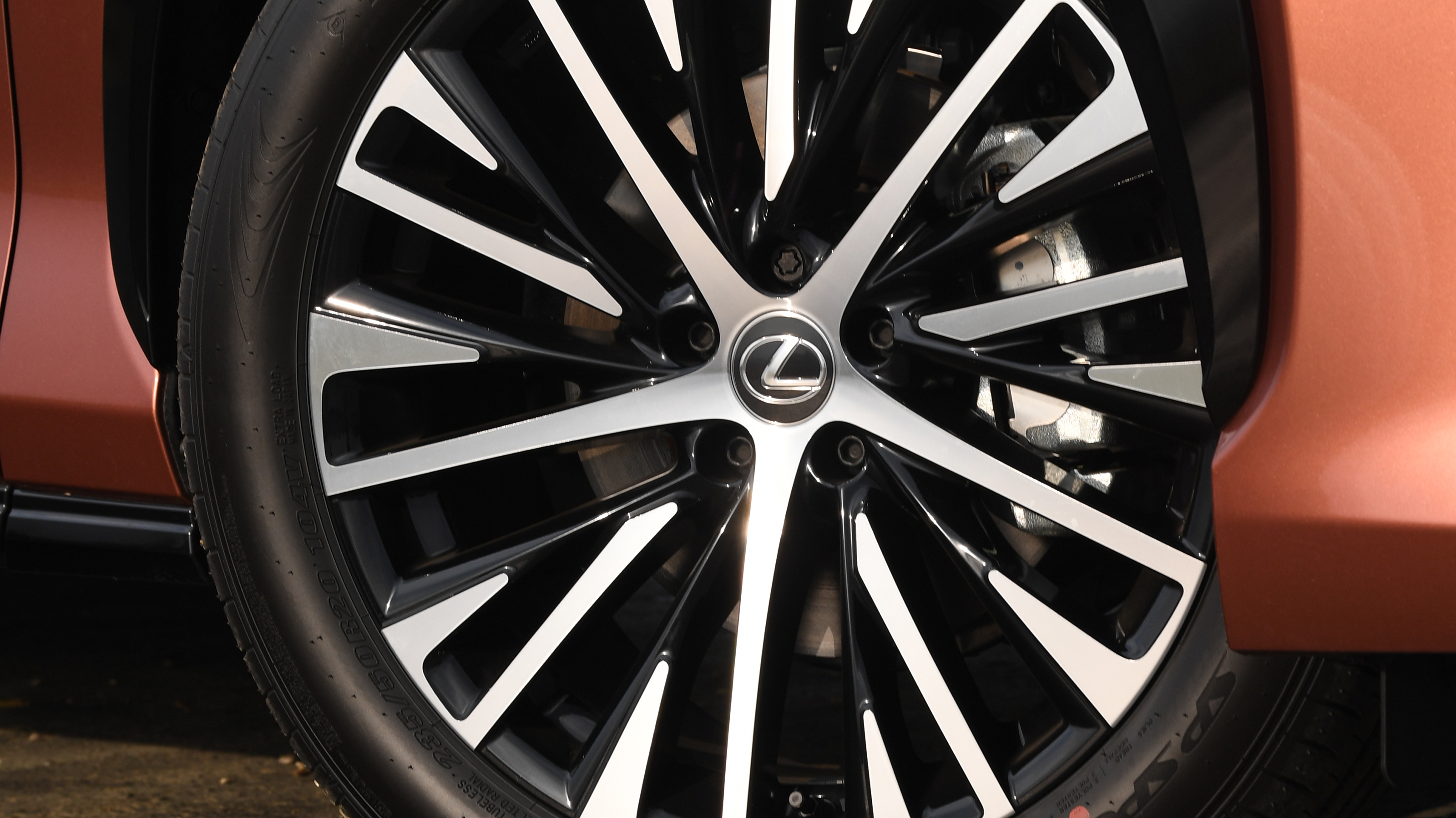 Lexus RZ 300e - wheel