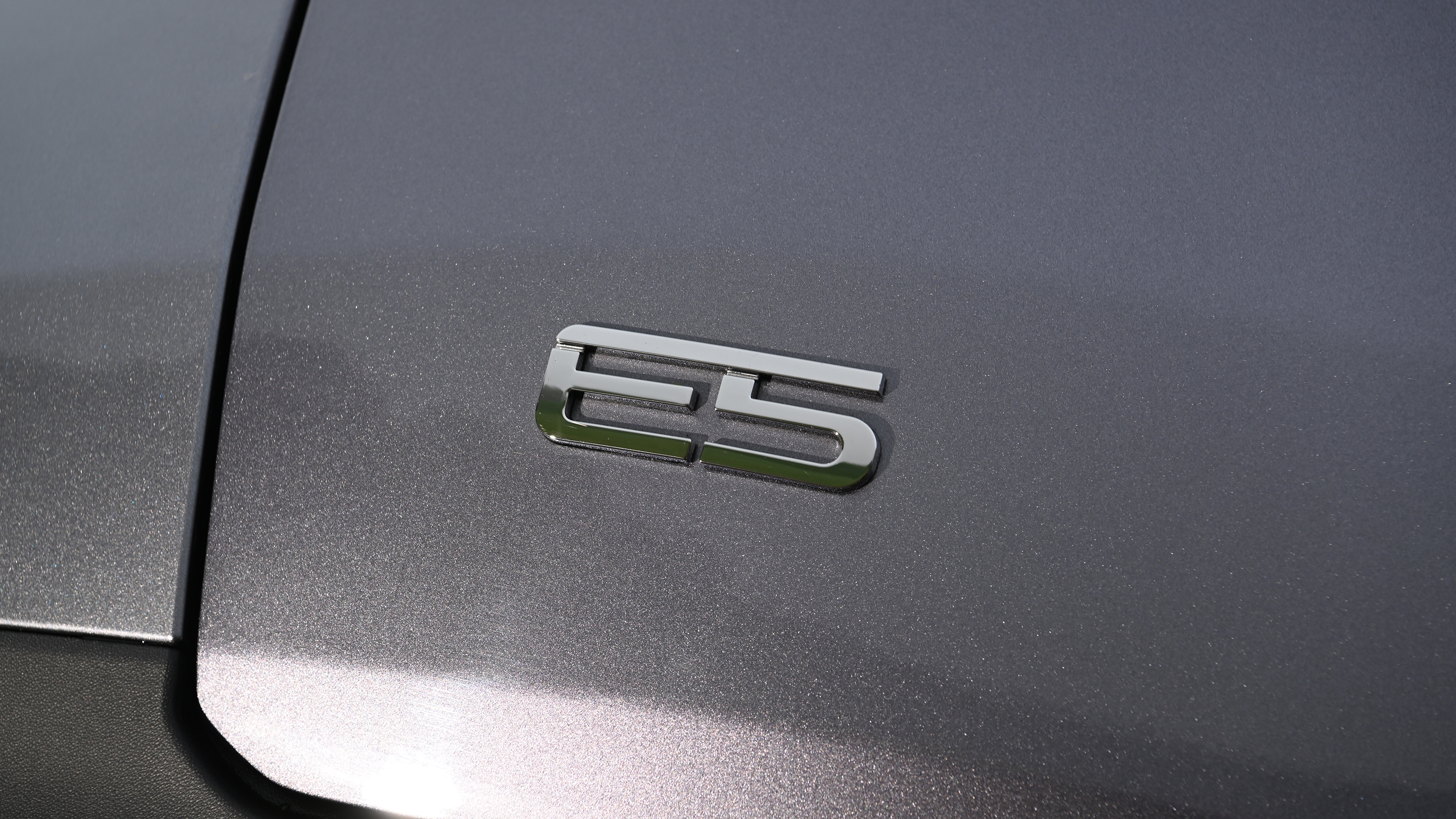 Omoda E5 - 'E5' badge