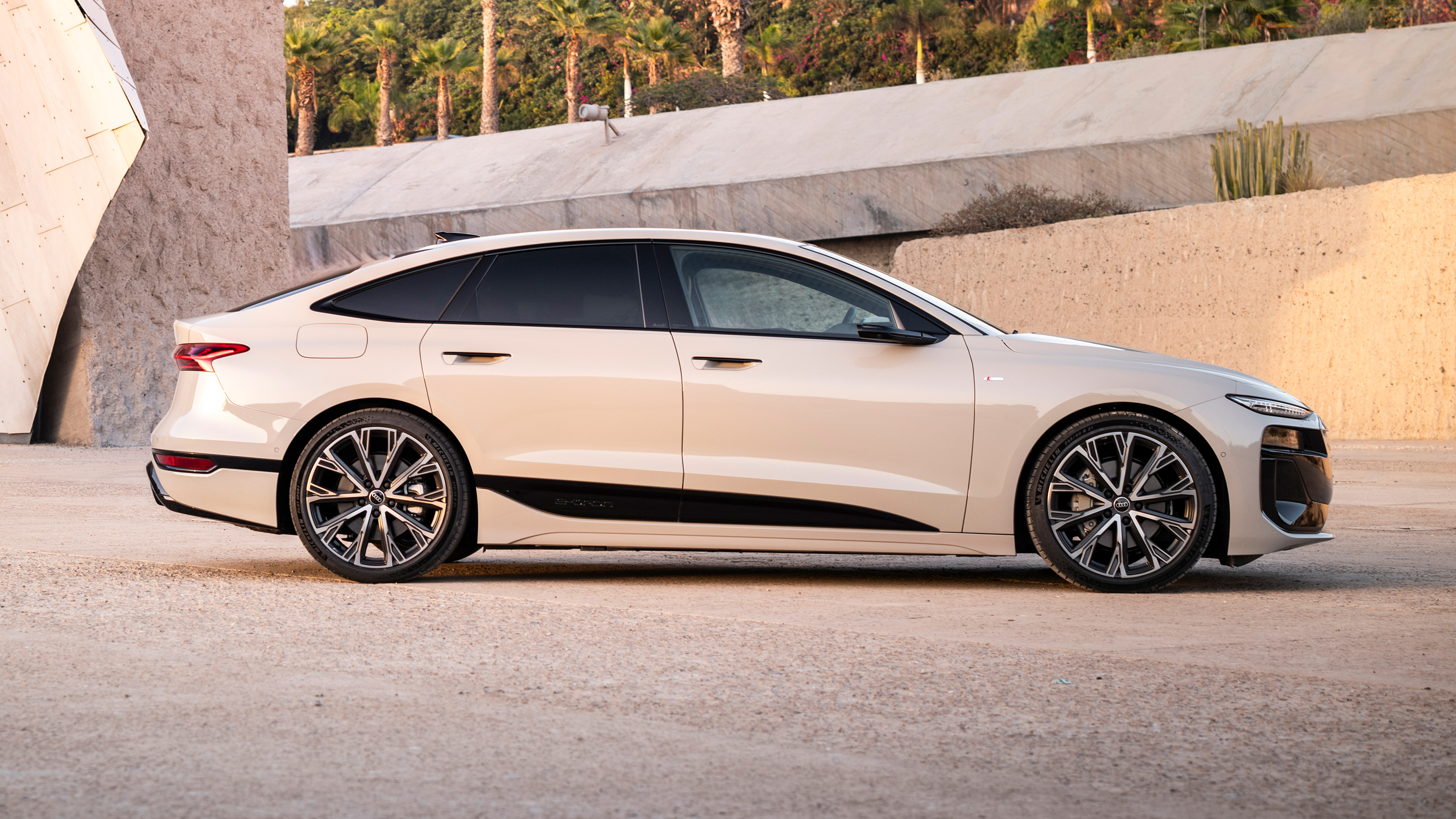 Audi A6 e-tron - side static