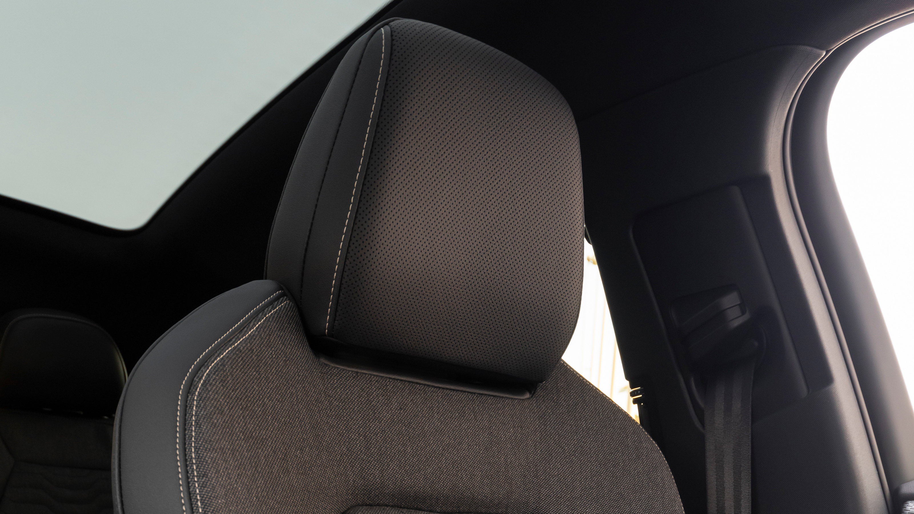 Audi A6 e-tron - front headrest