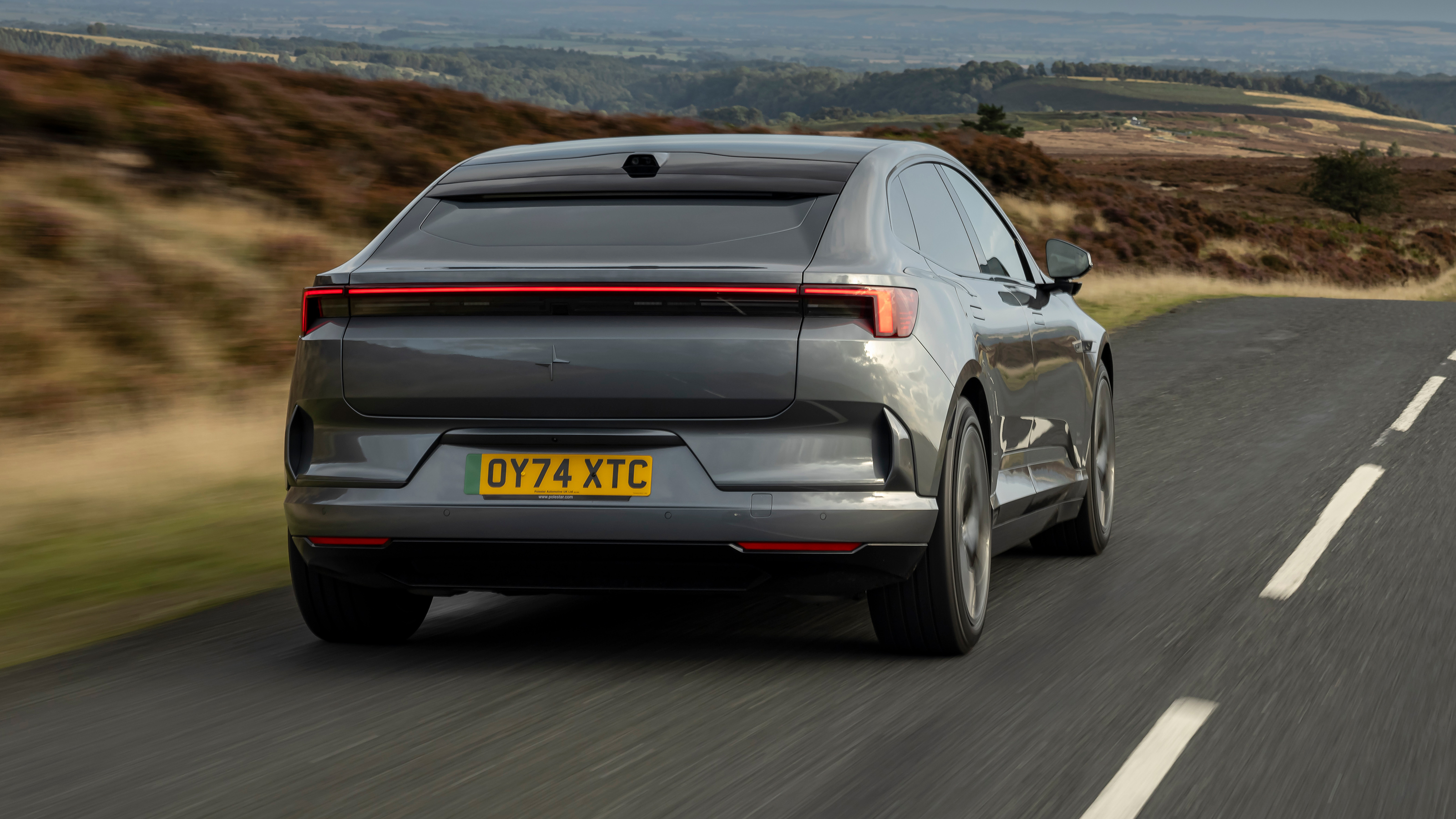 Polestar 4 - rear tracking