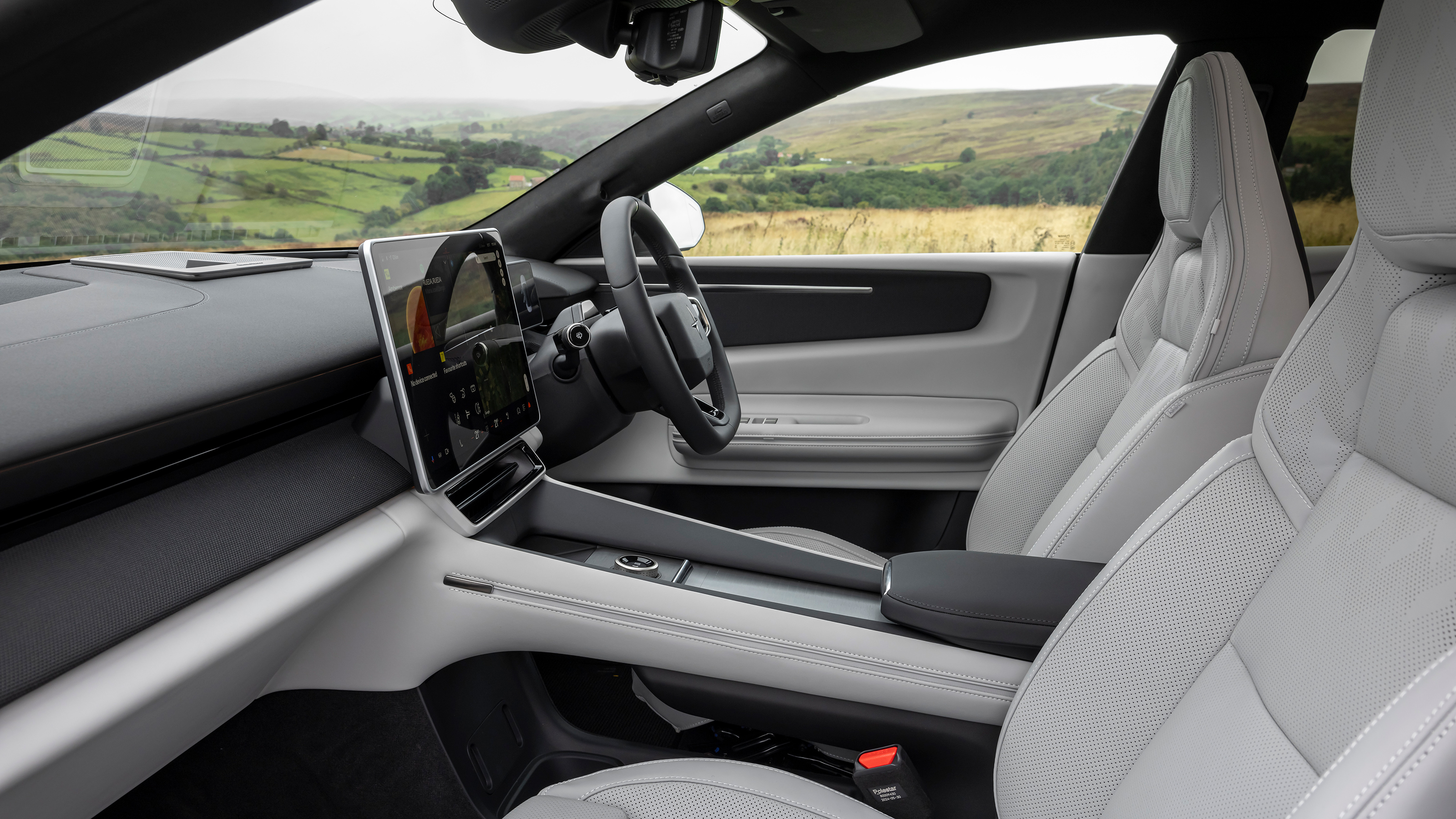 Polestar 4 - front seats