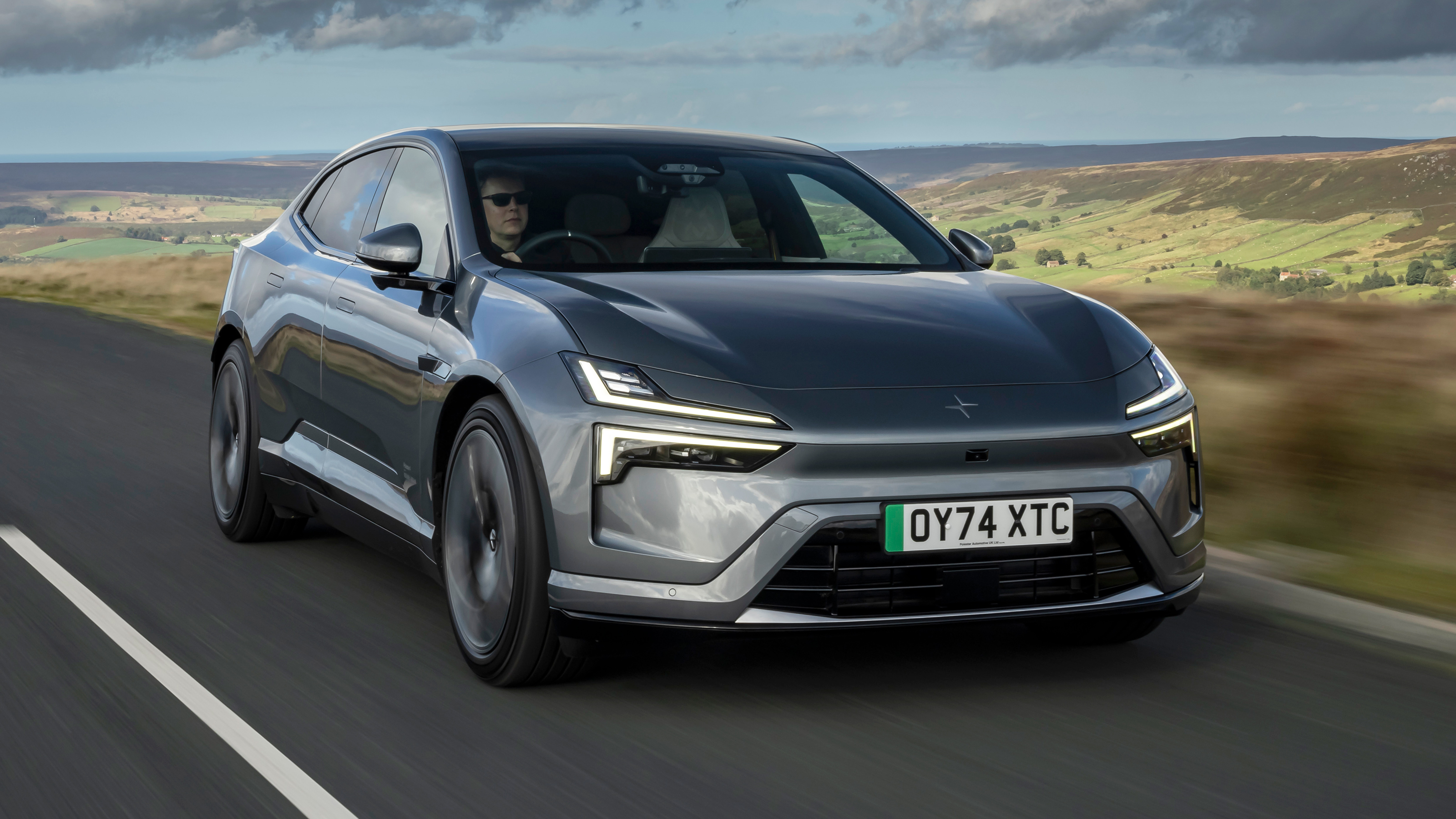 Polestar 4 - front tracking