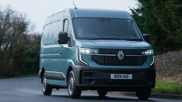 Renault Master E-Tech - front tracking