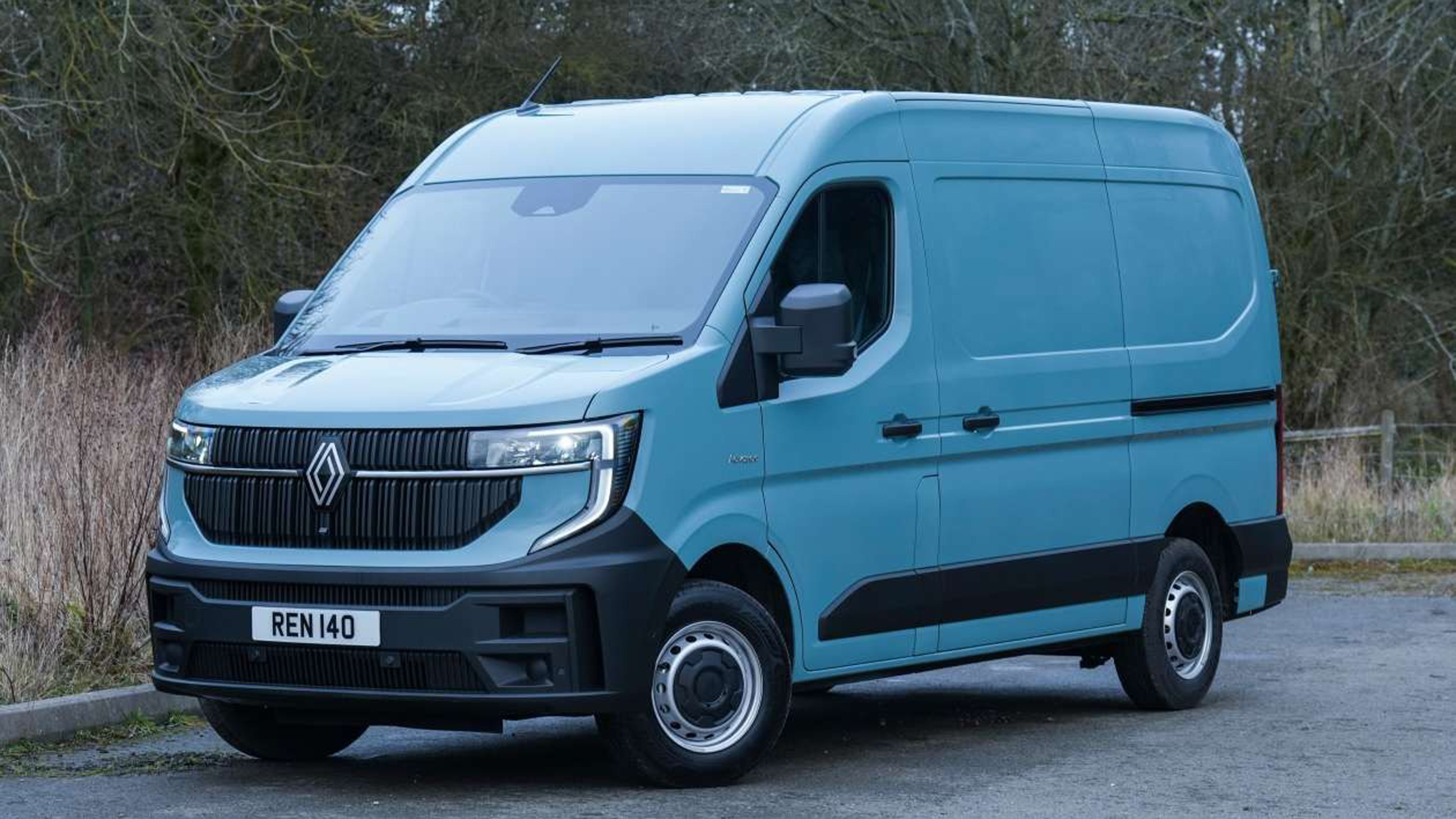 Renault Master E-Tech - front static 
