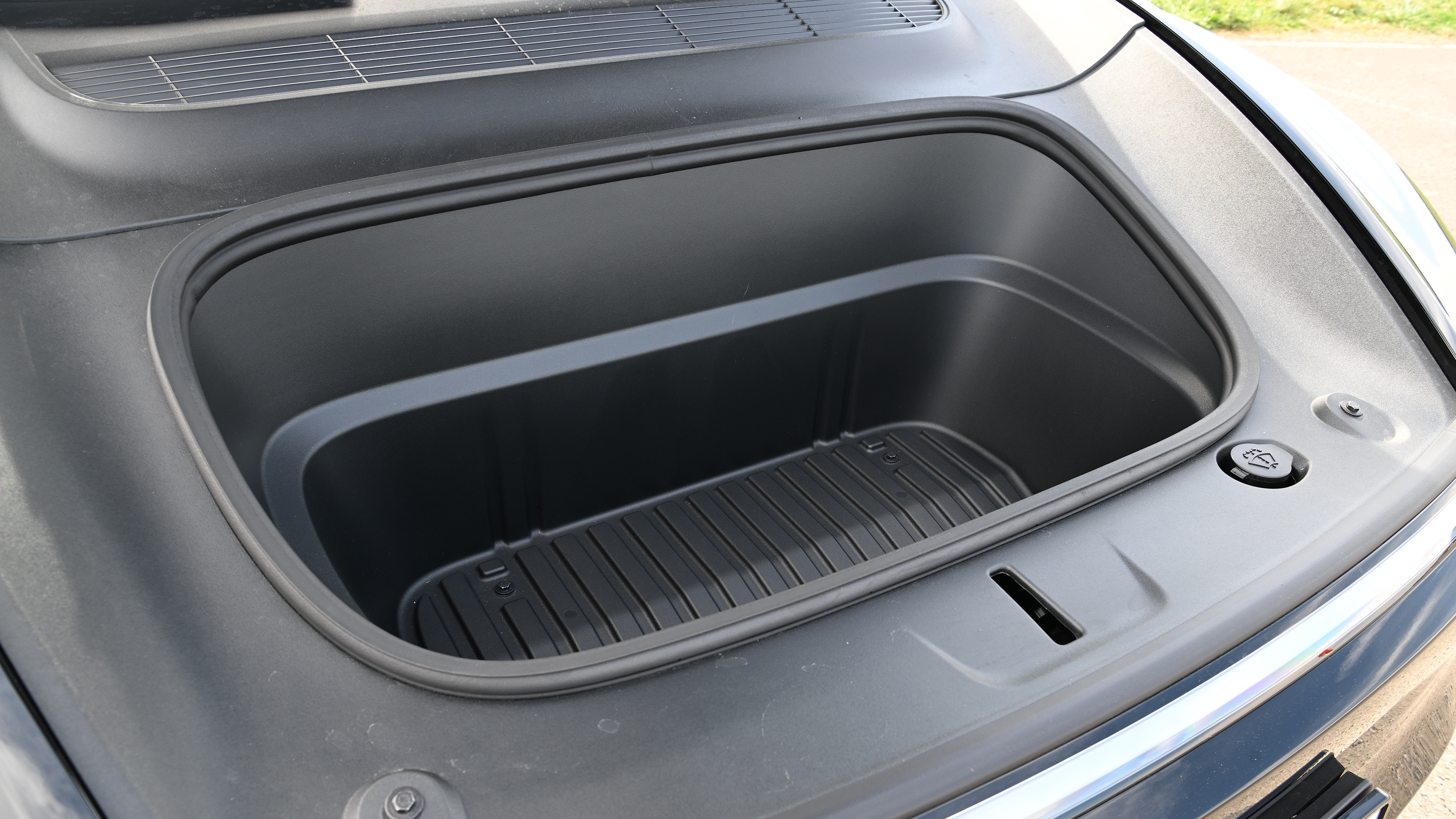 Tesla Model Y - under-bonnet storage