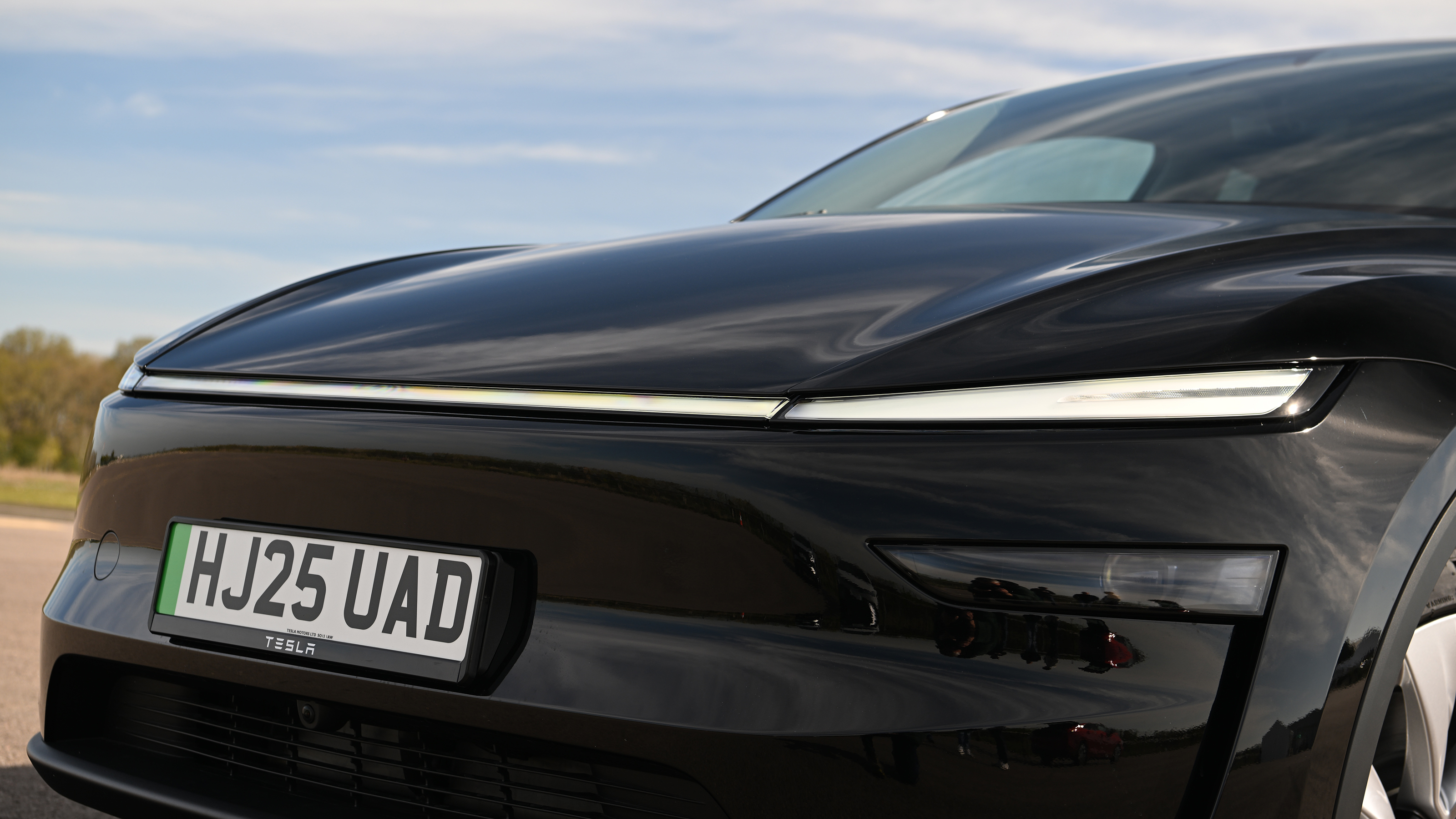 Tesla Model Y - headlight bar