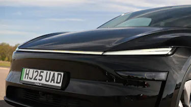 Tesla Model Y - headlight bar