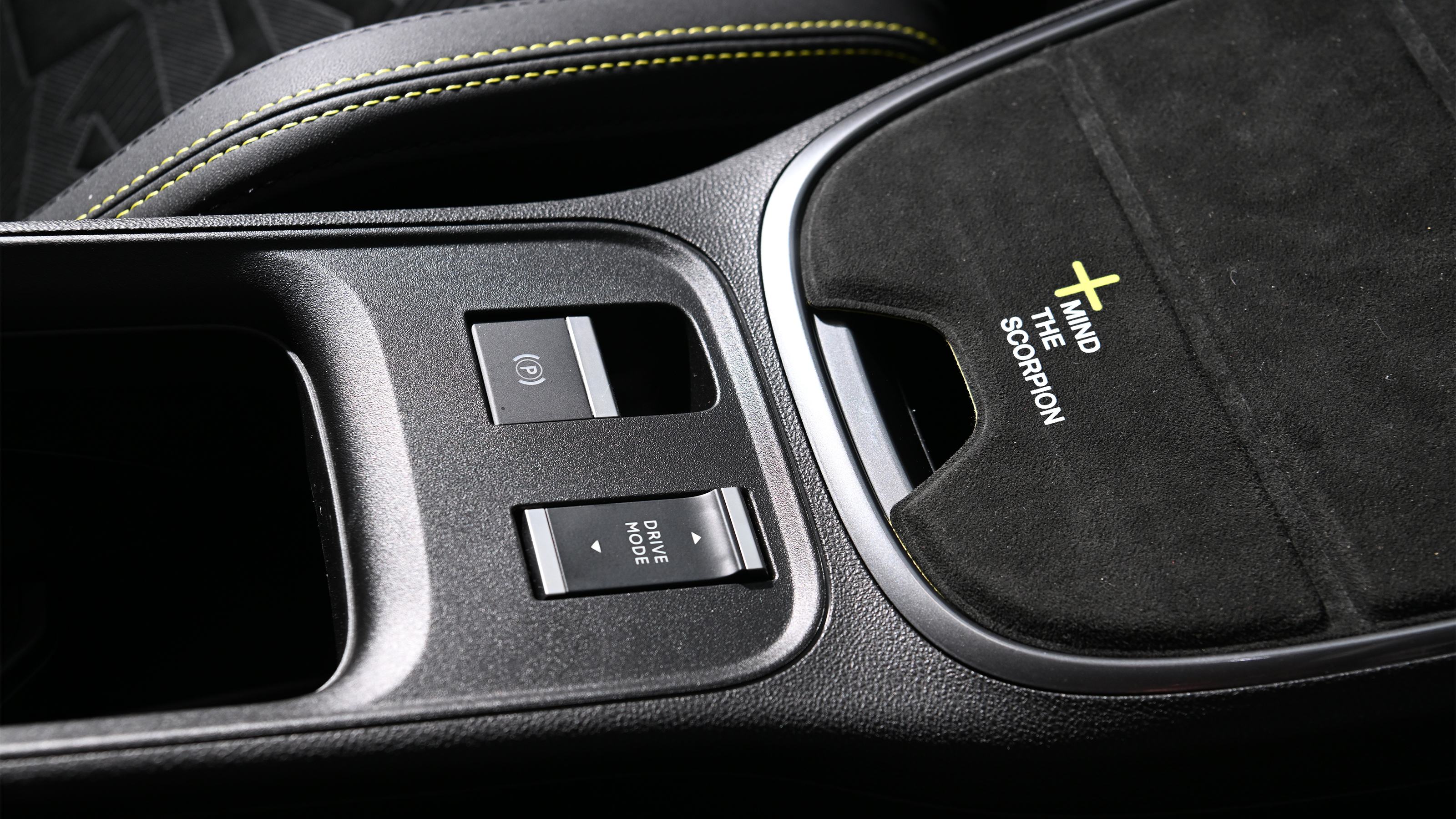 Abarth 600e - centre console